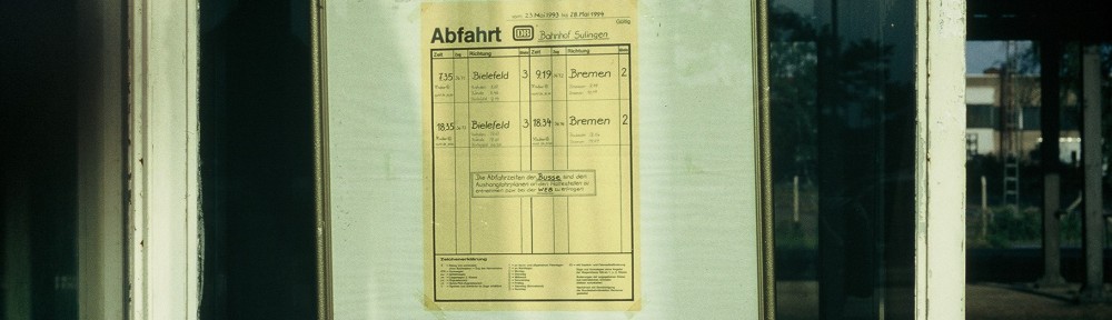 Der handgeschriebene Fahrplan am Bahnhof Sulingen - Abfahrtszeiten am 23. Mai 1993