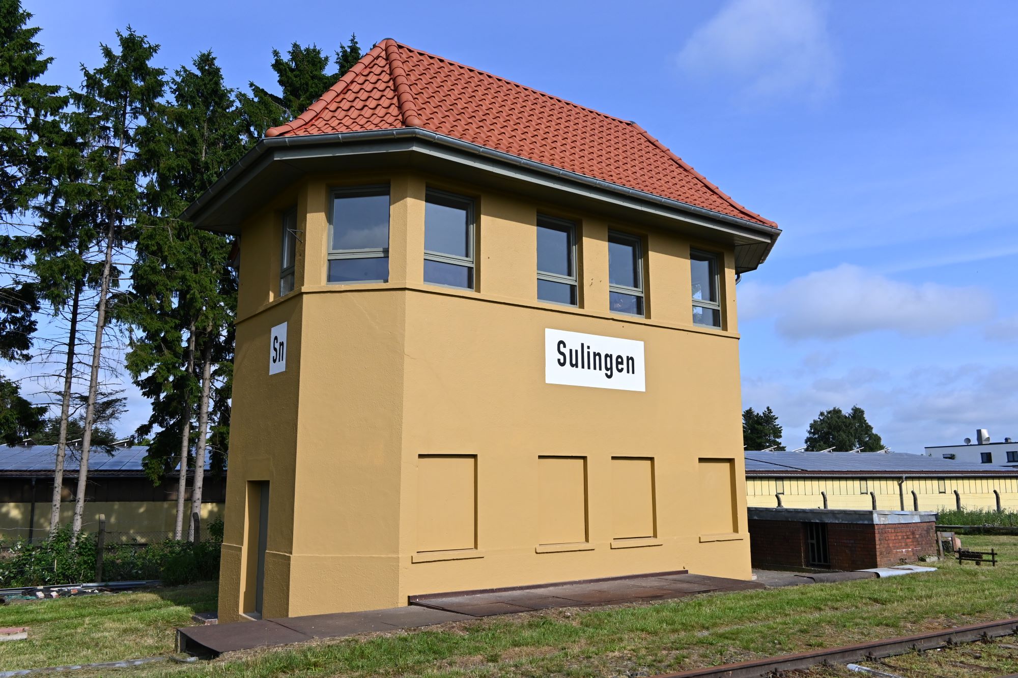 Stellwerk Sn nach der Dachsanierung und dem Neuanstrich in brauner Originalfarbgebung