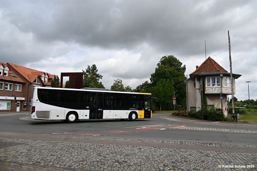 Ein Bus durchfährt den Kreisel am Stellwerk Sf und wird die Ausfahrt zum ZOB nutzen