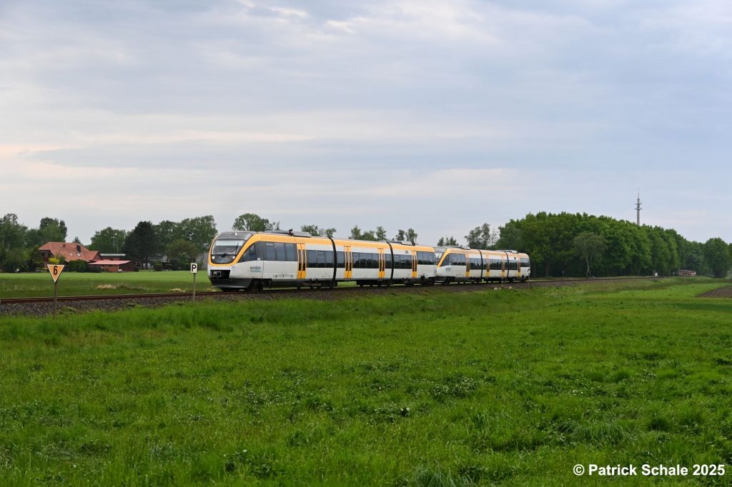 Triebwagen der Eurobahn als RB 71 auf dem Weg nach Bielefeld Hbf zwischen landwirtschaftlichen Flächen kurz nach Verlassen des Bahnhofs Rahden