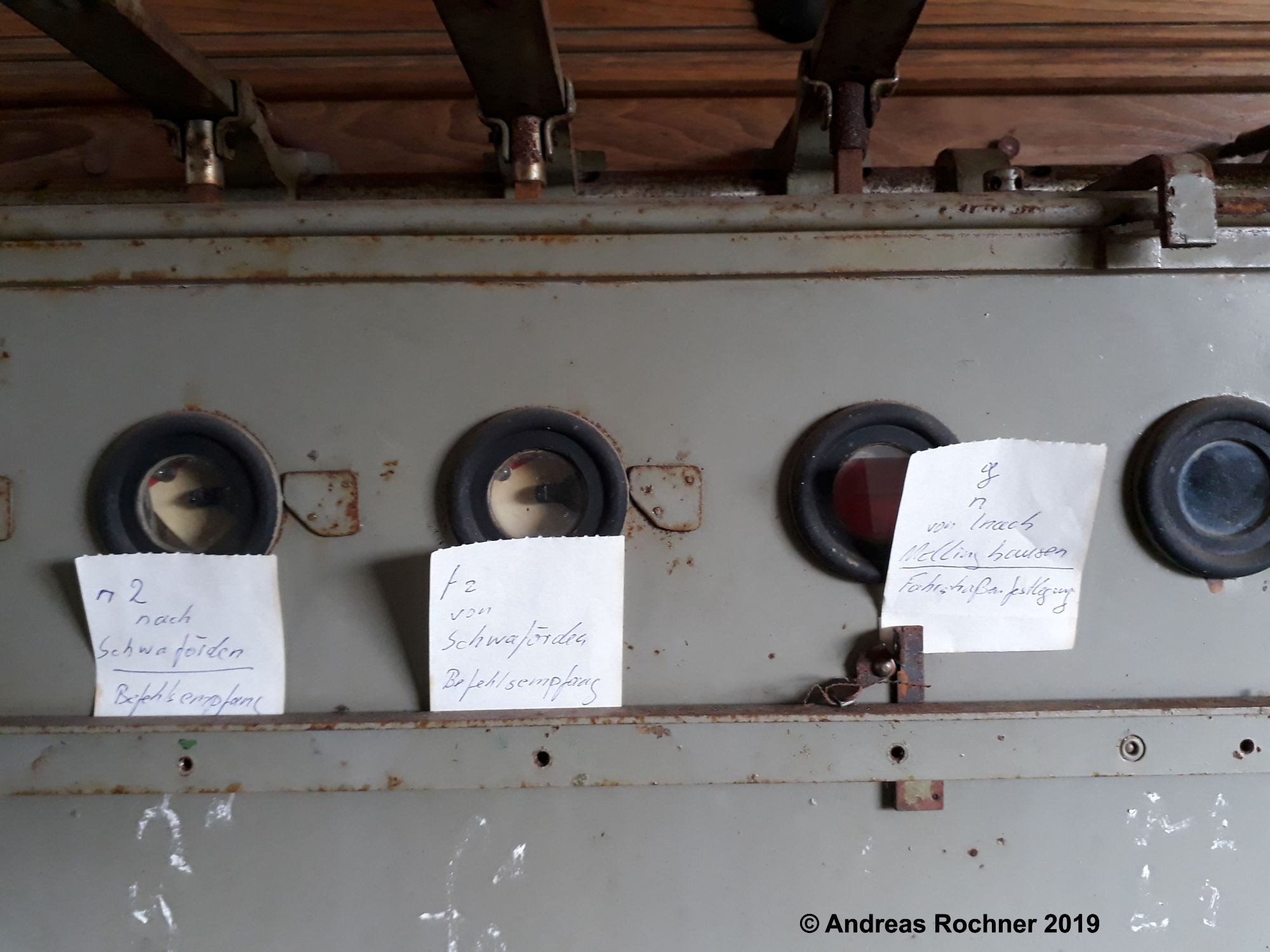 Beschriftung der Blockfelder am Blockkasten zu Beginn der Restaurierung