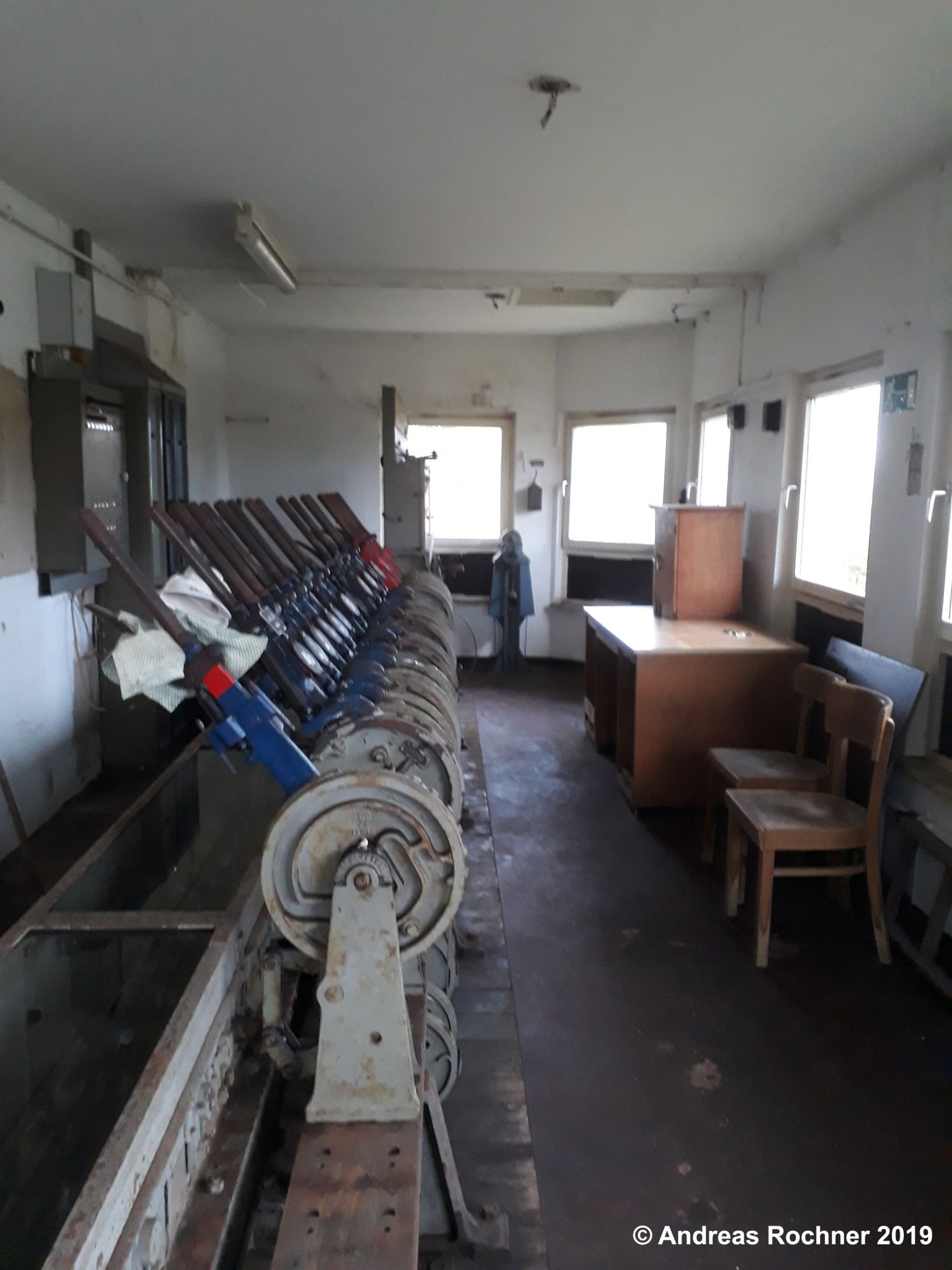 Blick ins Innere des Stellwerks Sn vor der Restaurierung der Technik
