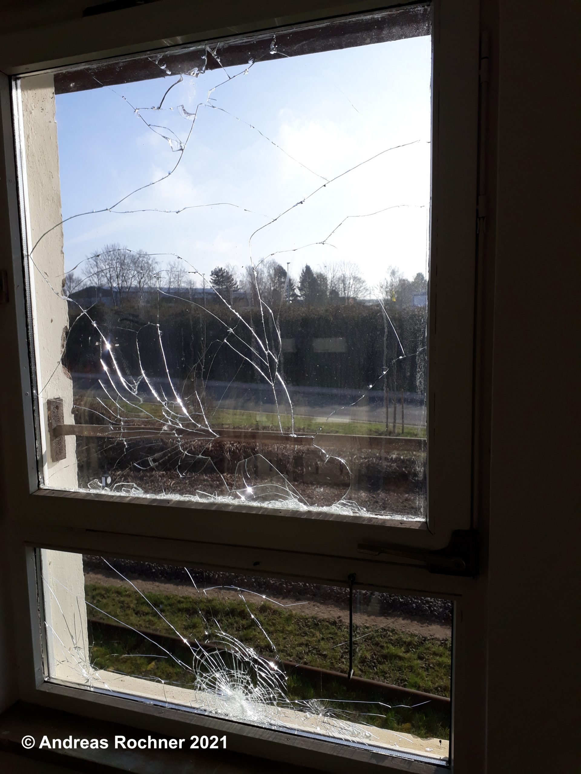 Vandalismus: eingeworfene Scheiben am Stellwerk Sn