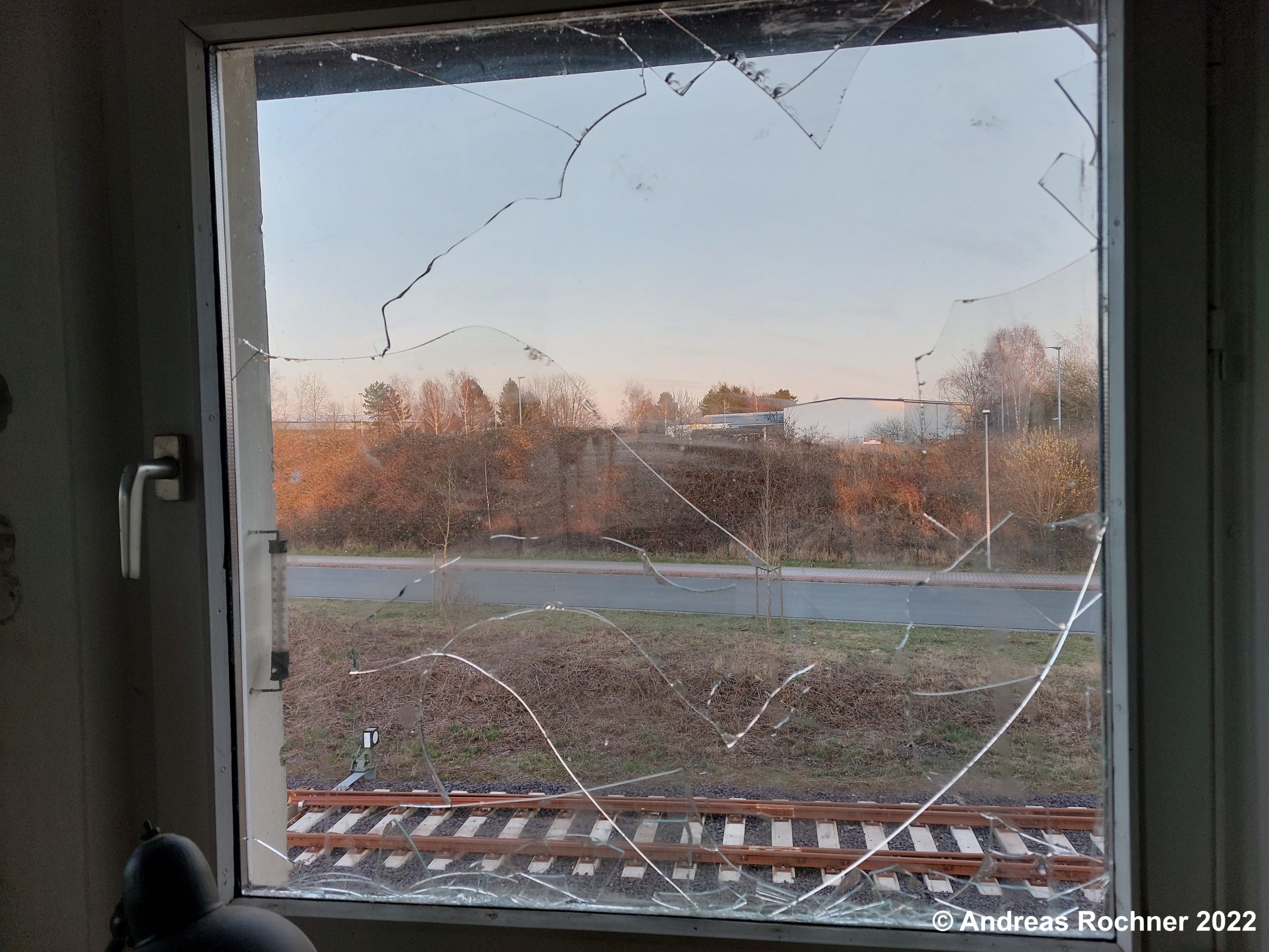 Vandalismus: eingeworfene Scheiben am Stellwerk Sn