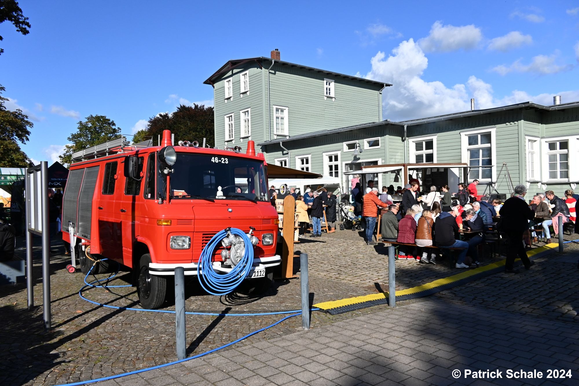 Gut gefüllter Bahnhofsvorplatz in Rahden anlässlich des Jubiläums 125 Jahre Bahnstrecke Bünde - Rahden