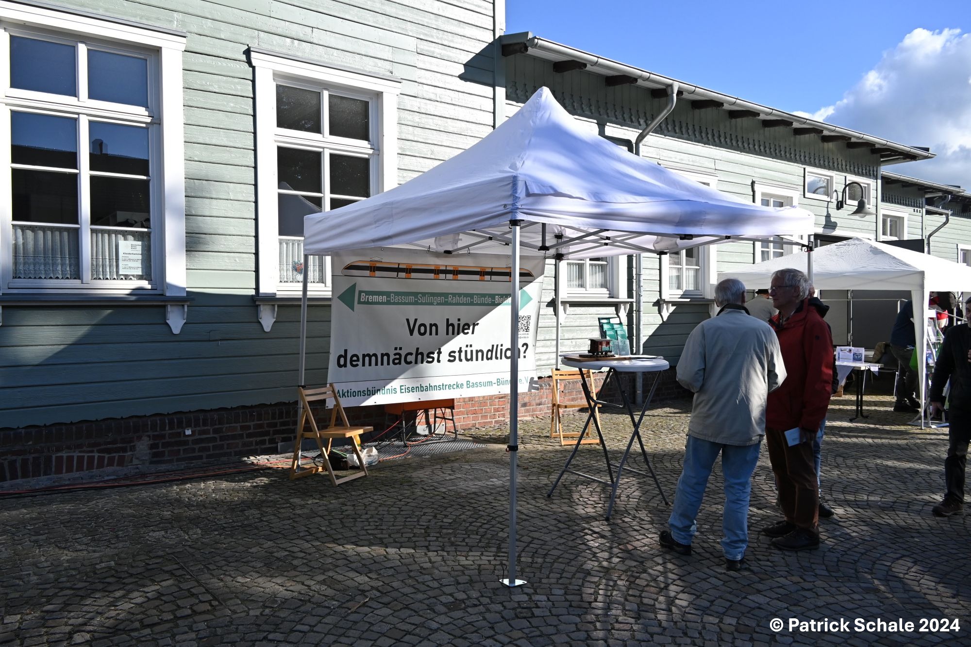 Stand des AEBB auf dem Bahnhofsvorplatz in Rahden anlässlich der Feierlichkeiten zum Jubiläum 125 Jahre Bahnstrecke Bünde - Rahden
