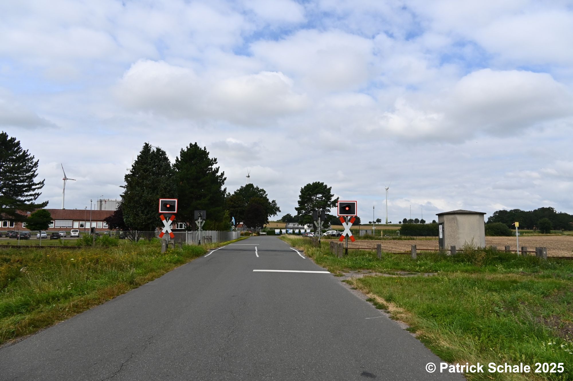 Bahnübergang Schlaher Damm in Barenburg mit eingeschalteten Blinklichtern