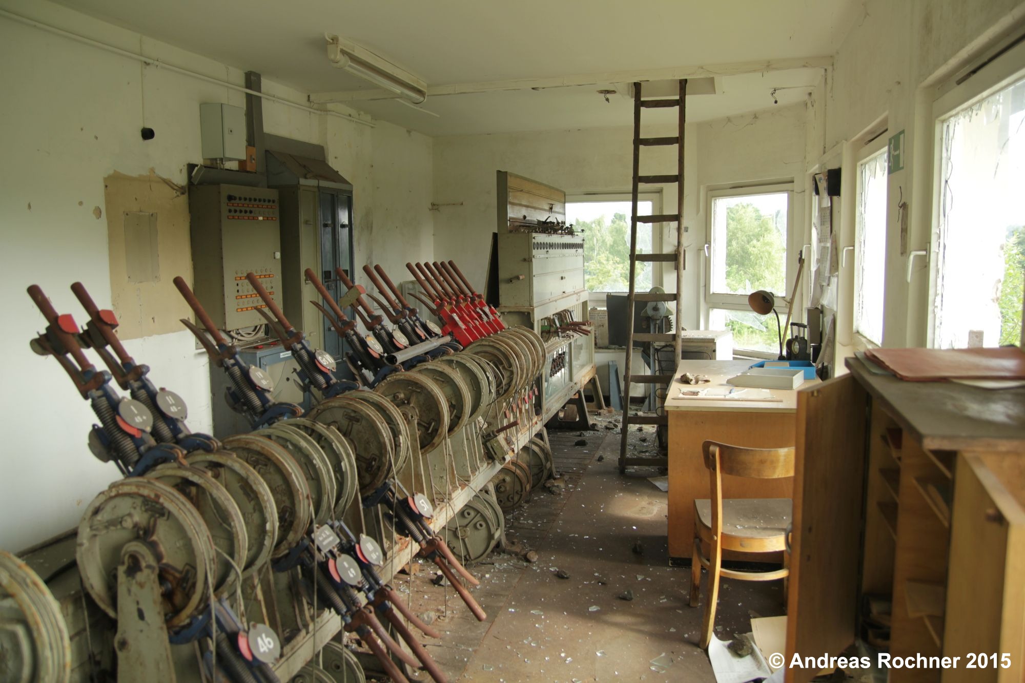 Blick ins Innere des Stellwerks Sn 2015