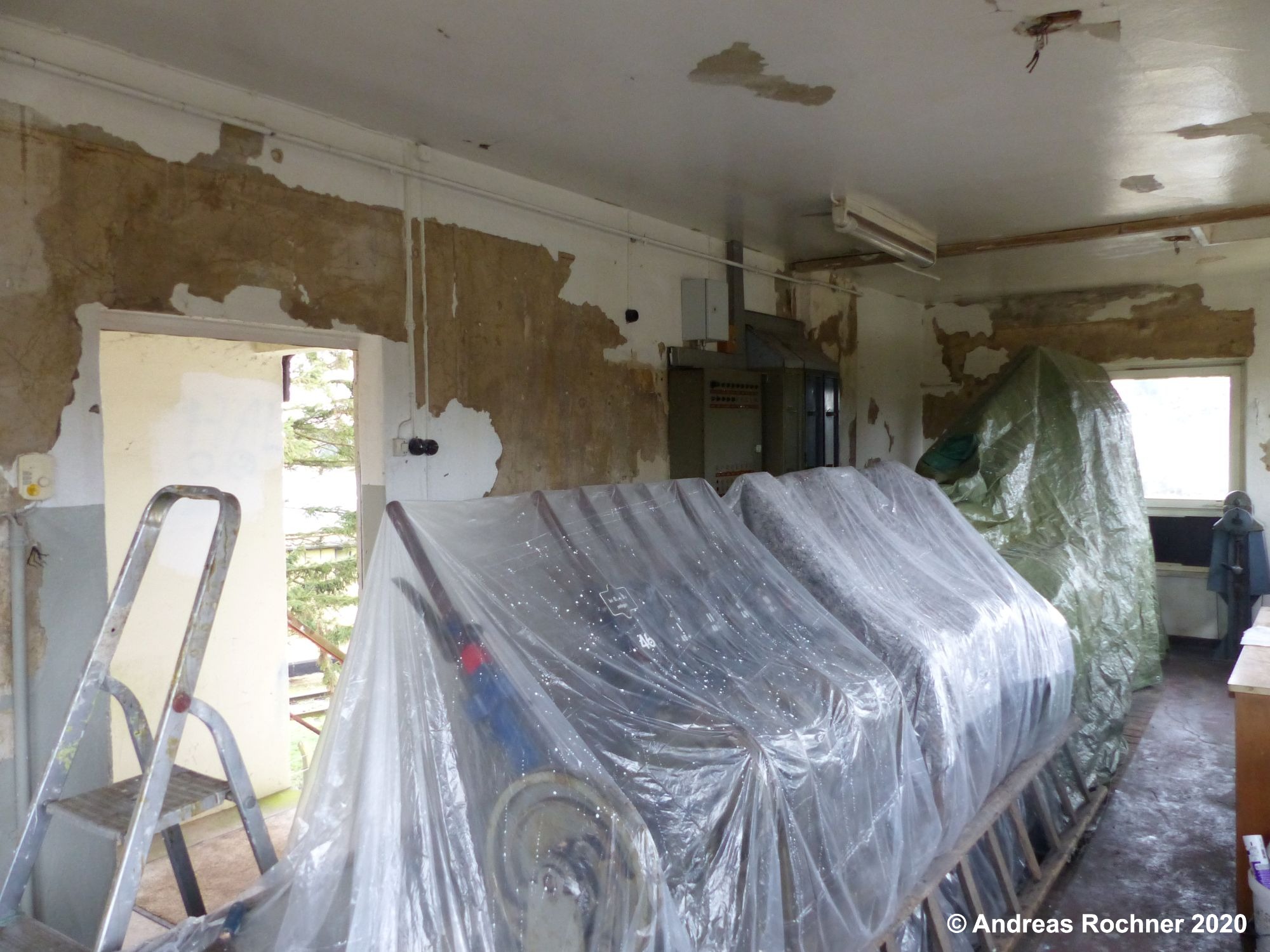 Blick in den Stellwerksraum während der Restaurierung der Wände