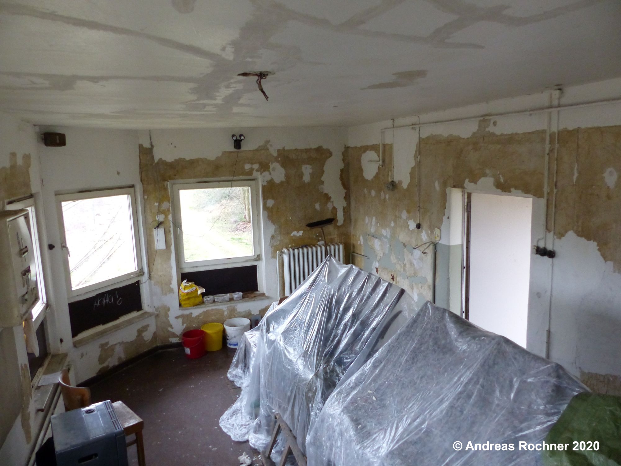Blick in den Stellwerksraum während der Restaurierung der Wände