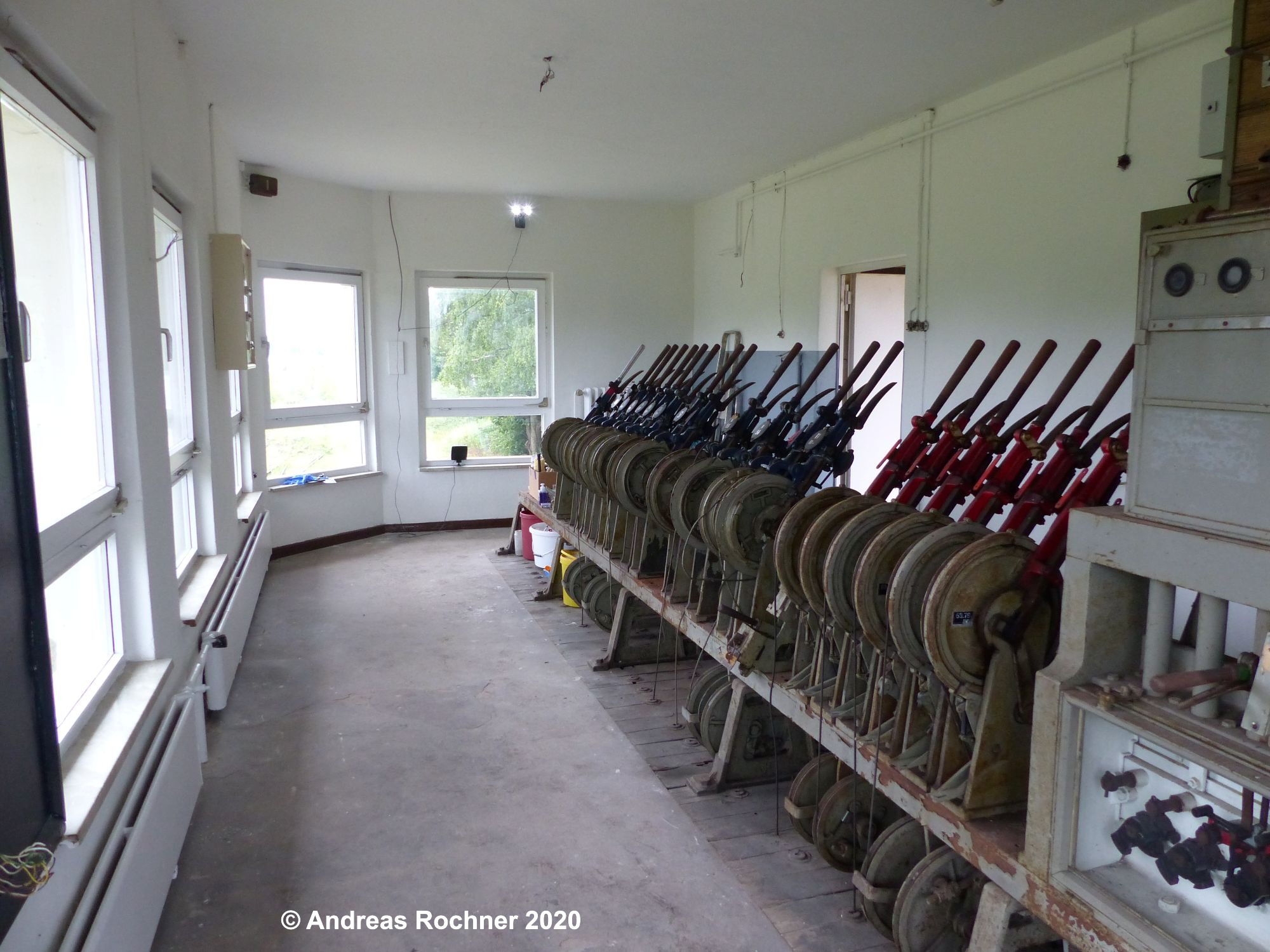 Blick in den Stellwerksraum nach dem Streichen der Wände und vor der Restaurierung der Stellwerkstechnik