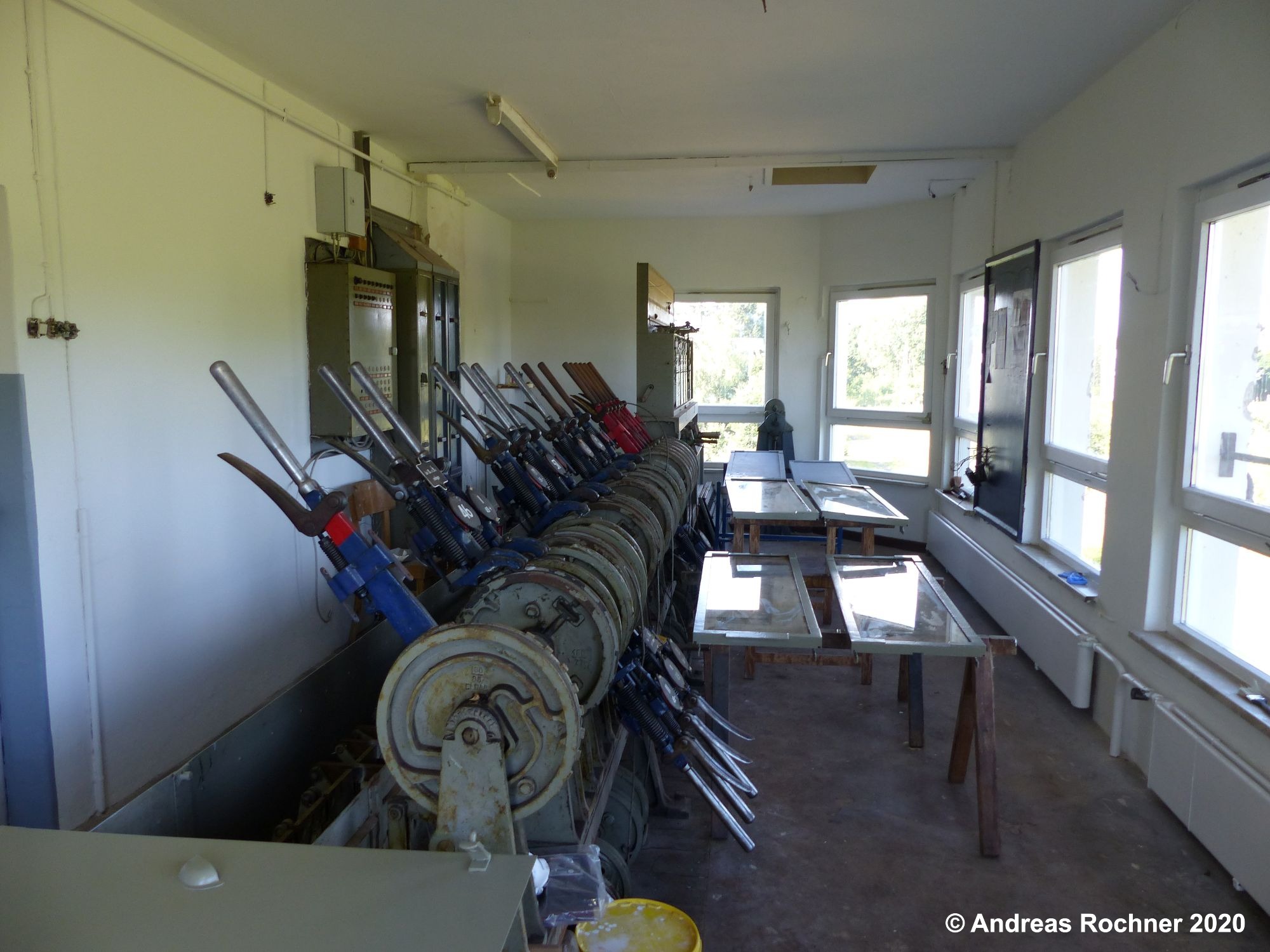 Tausch der Holzplatten gegen Fenster in den Unterlichtern