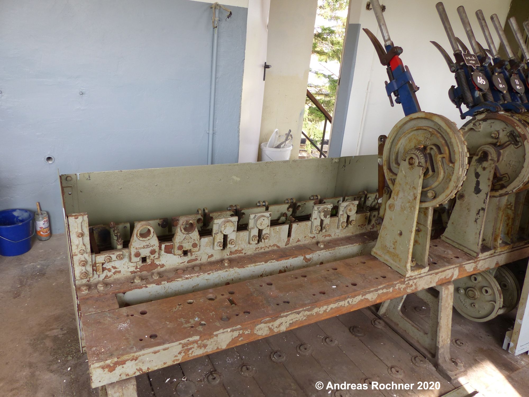 Hebelbank während der Restaurierung nach Abbau der Weichenhebel vor Auftragung der Grundierung