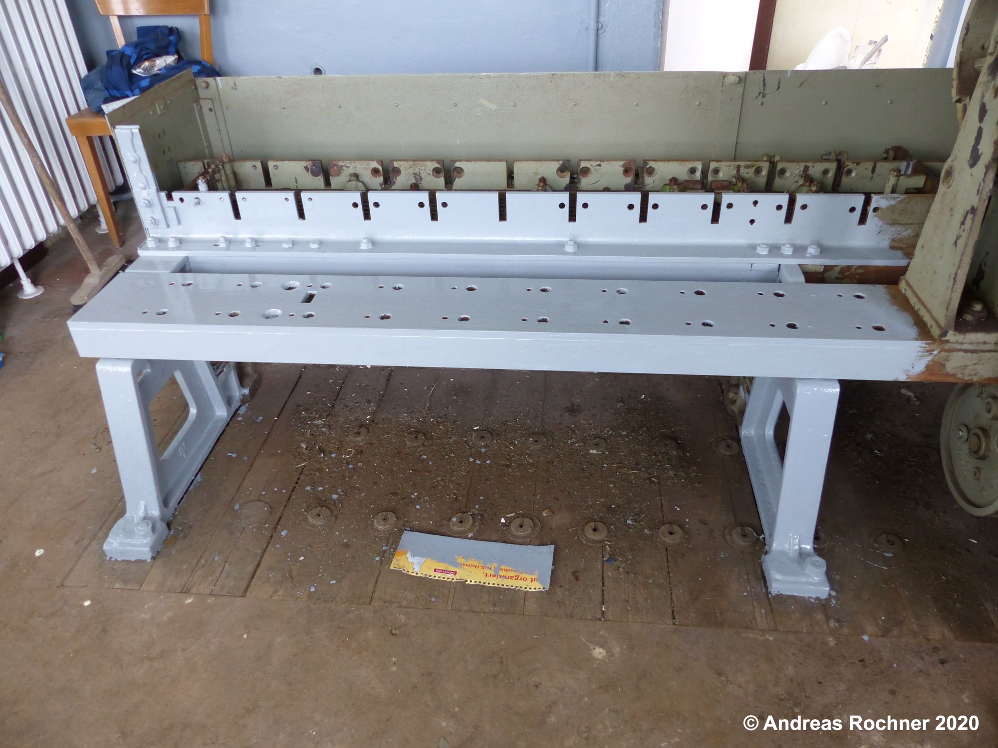Hebelbank während der Restaurierung nach Abbau der Weichenhebel und Auftragung der Grundierung