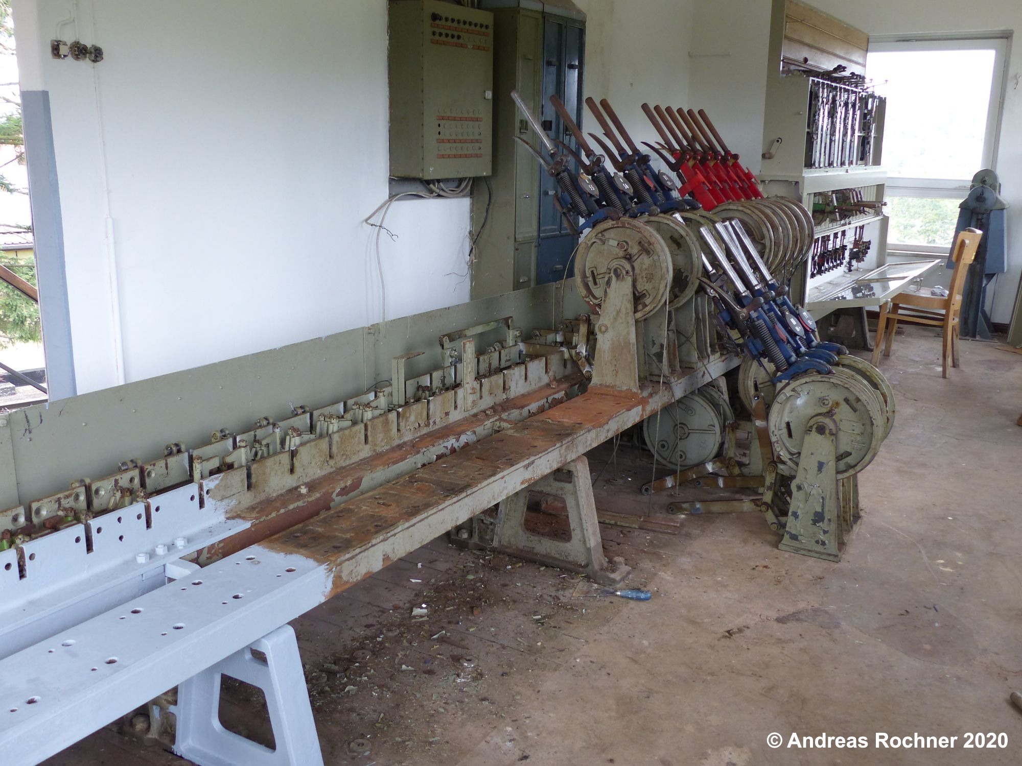 Hebelbank während der Restaurierung, links bereits mit aufgetragener Grundierung, rechts noch unbearbeitet mit noch nicht abgebauten Weichen- und Signalhebeln, hinten offener Blockkasten