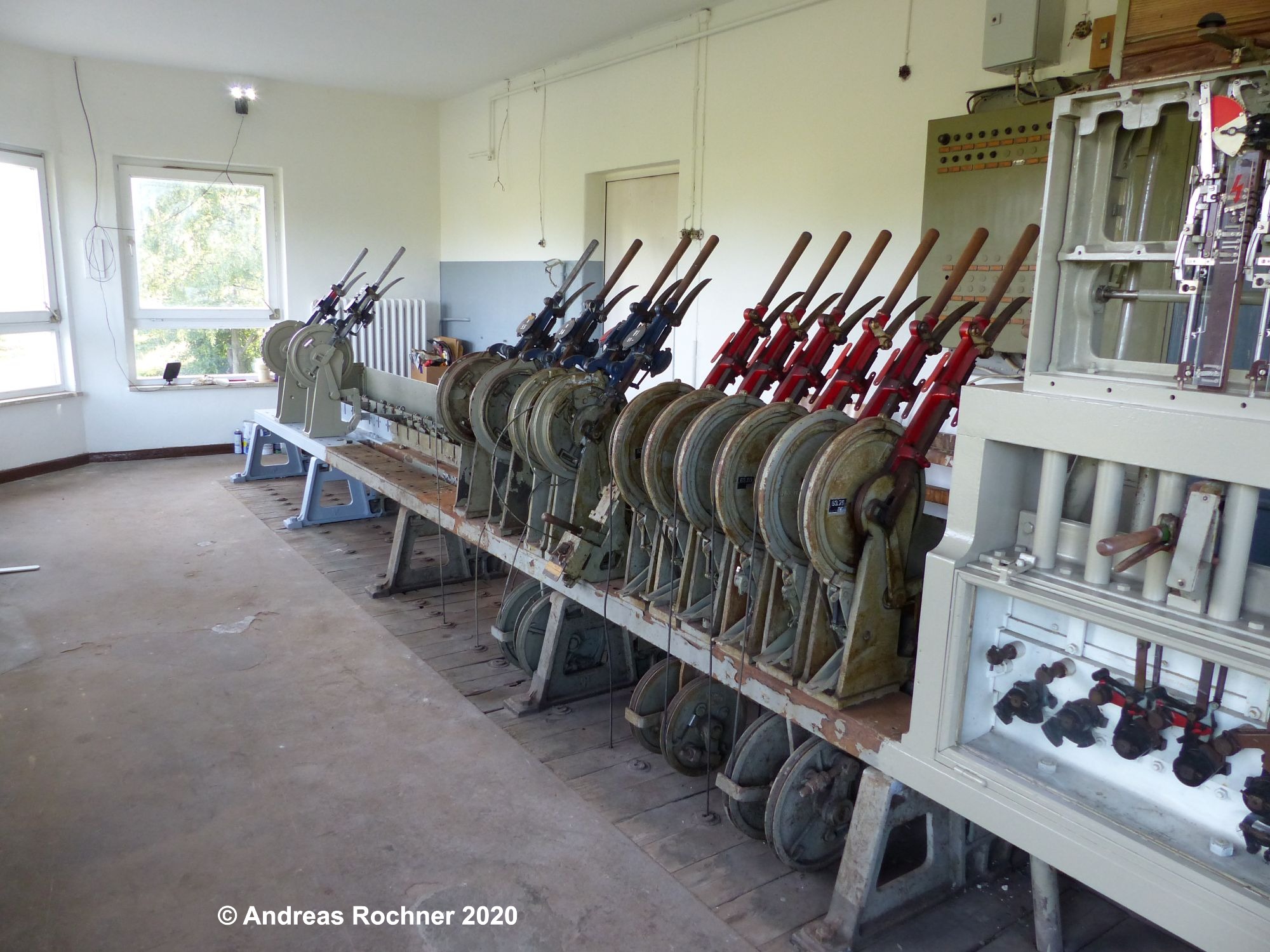 Hebelbank während der Restaurierung, hinten bereits mit aufgetragener Grundierung, vorne noch unbearbeitet mit noch nicht abgebauten Weichen- und Signalhebeln
