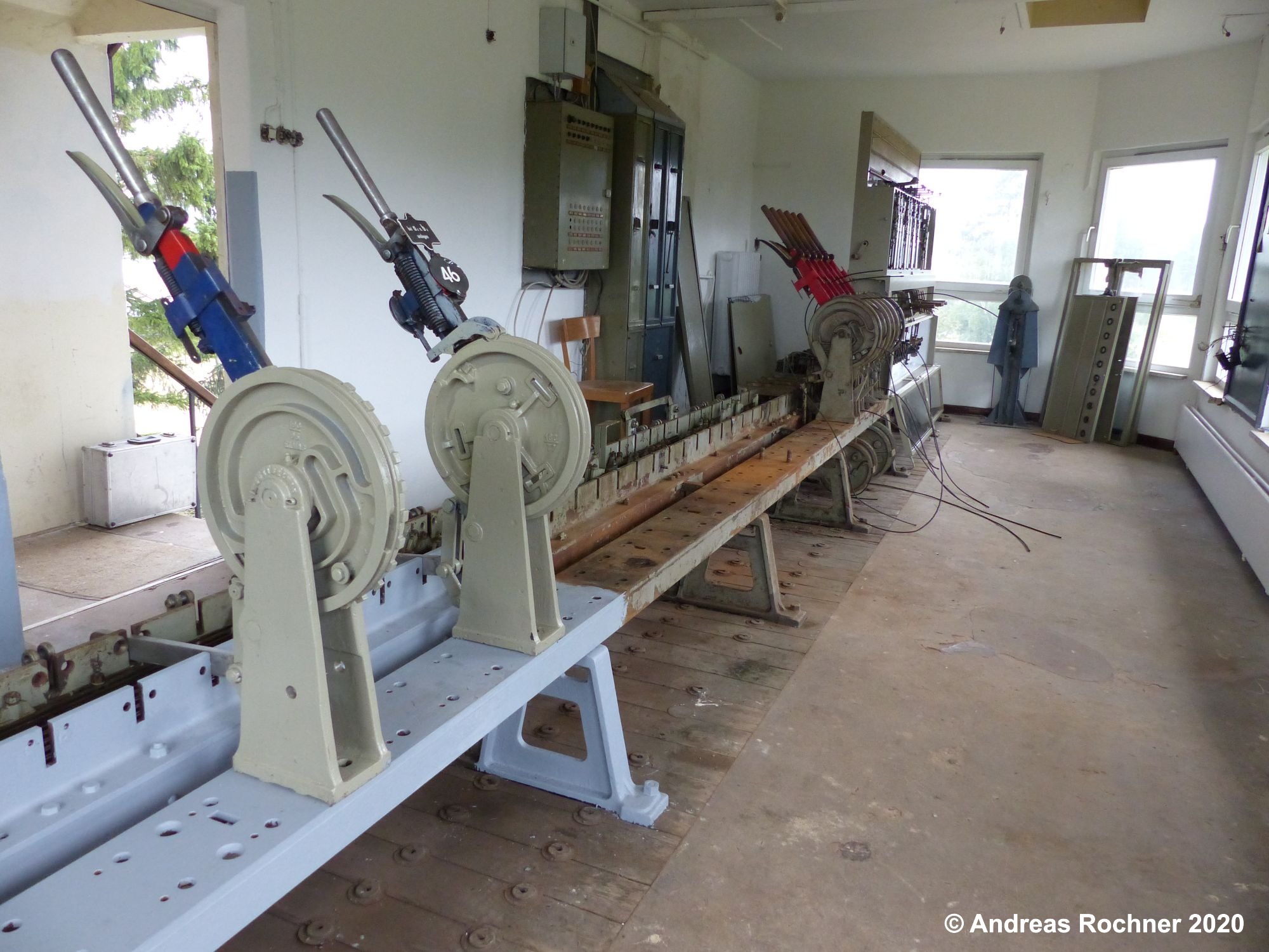 Hebelbank während der Restaurierung, vorne bereits mit aufgetragener Grundierung, hinten noch unbearbeitet mit noch nicht abgebauten Signalhebeln