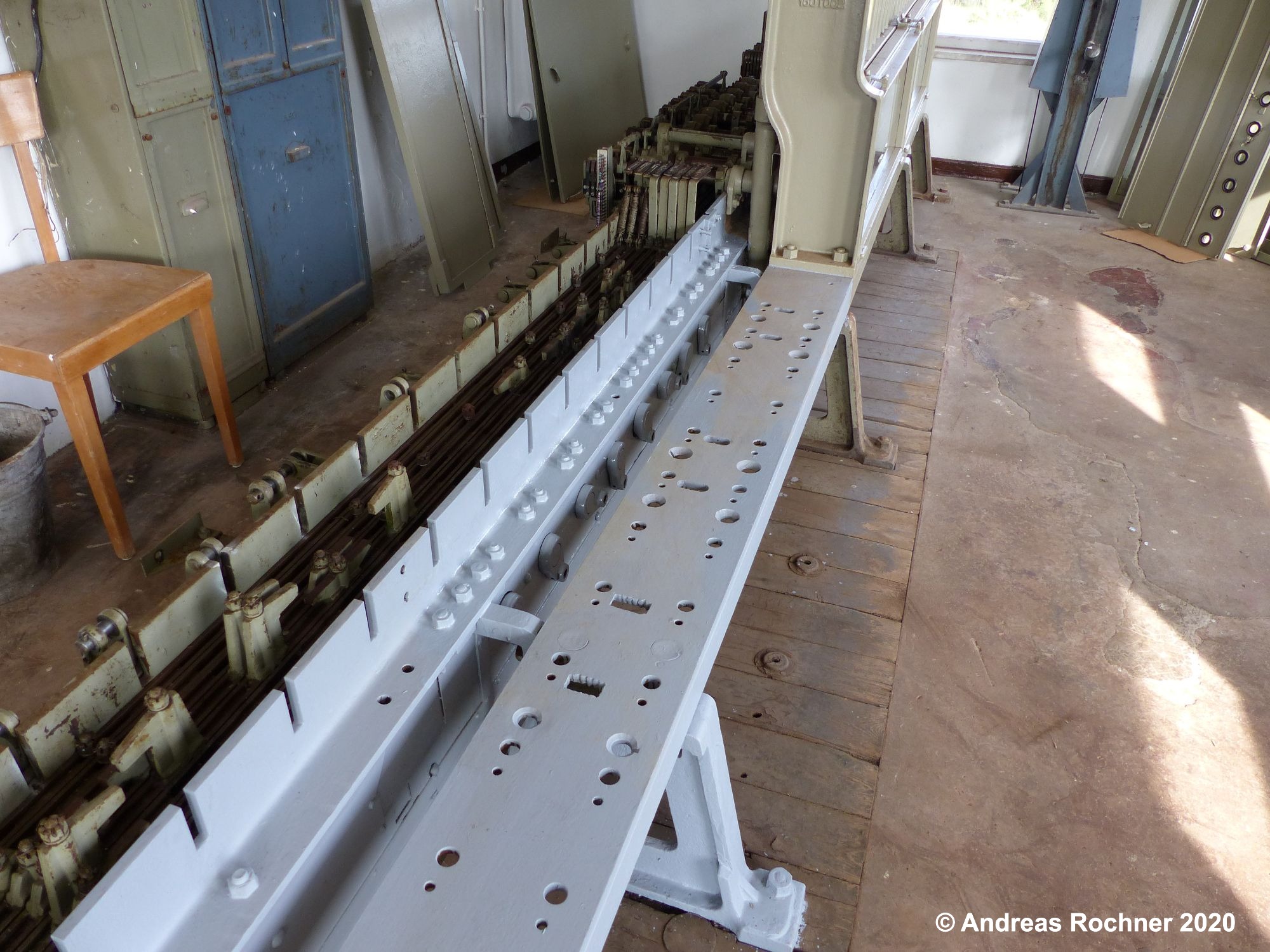 Hebelbank während der Restaurierung nach Abbau aller Weichen- und Signalhebel nach Auftrag der Grundierung