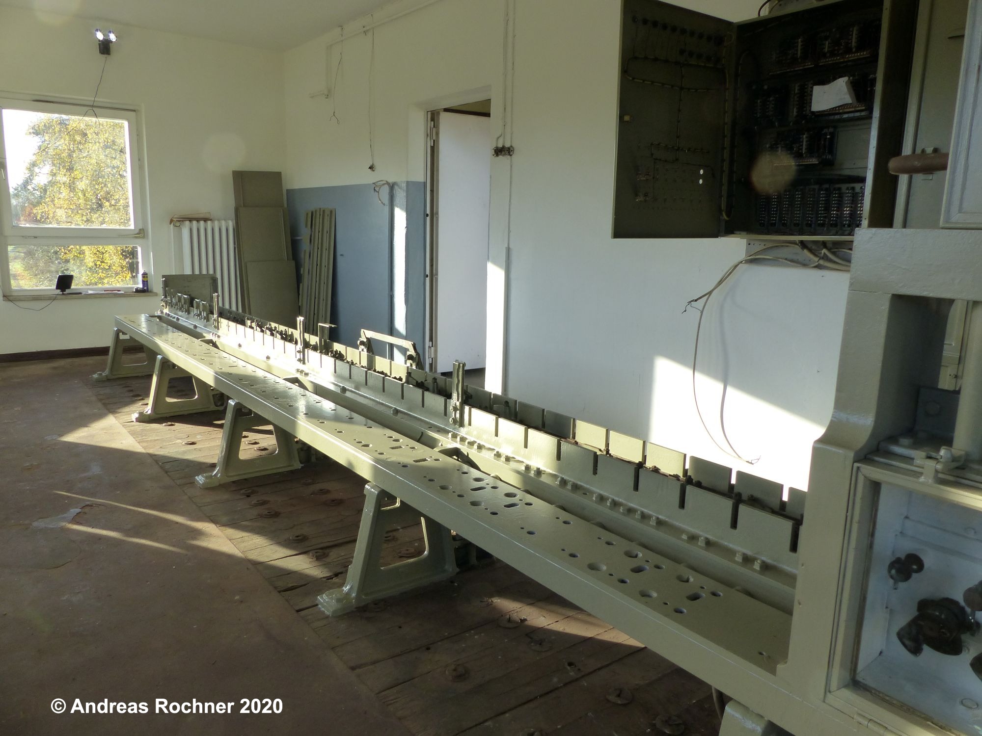 Hebelbank während der Restaurierung nach Abbau aller Weichen- und Signalhebel