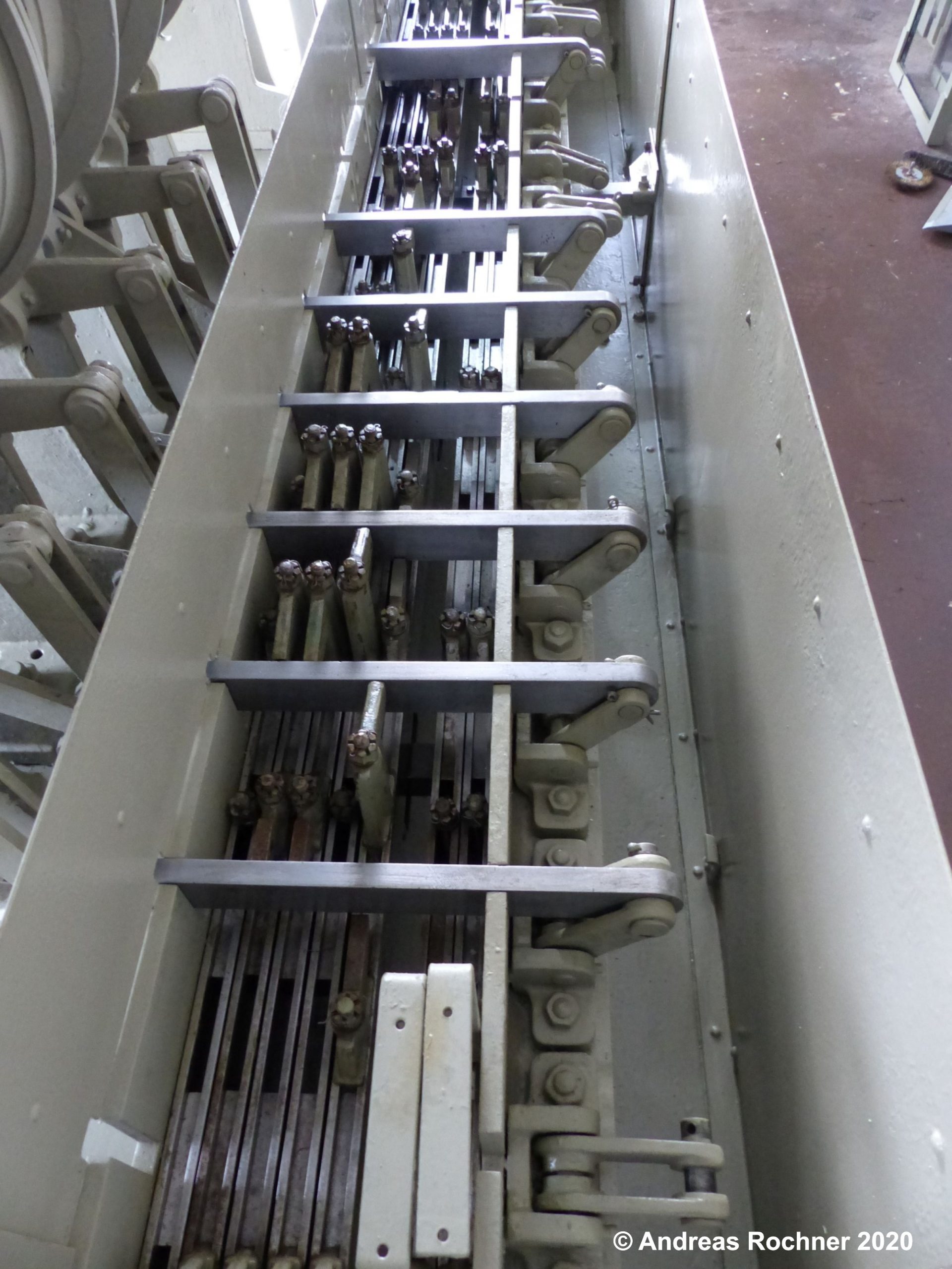 Blick auf die restaurierten Schubstangen mit aufgesetzten Verschlussstücken