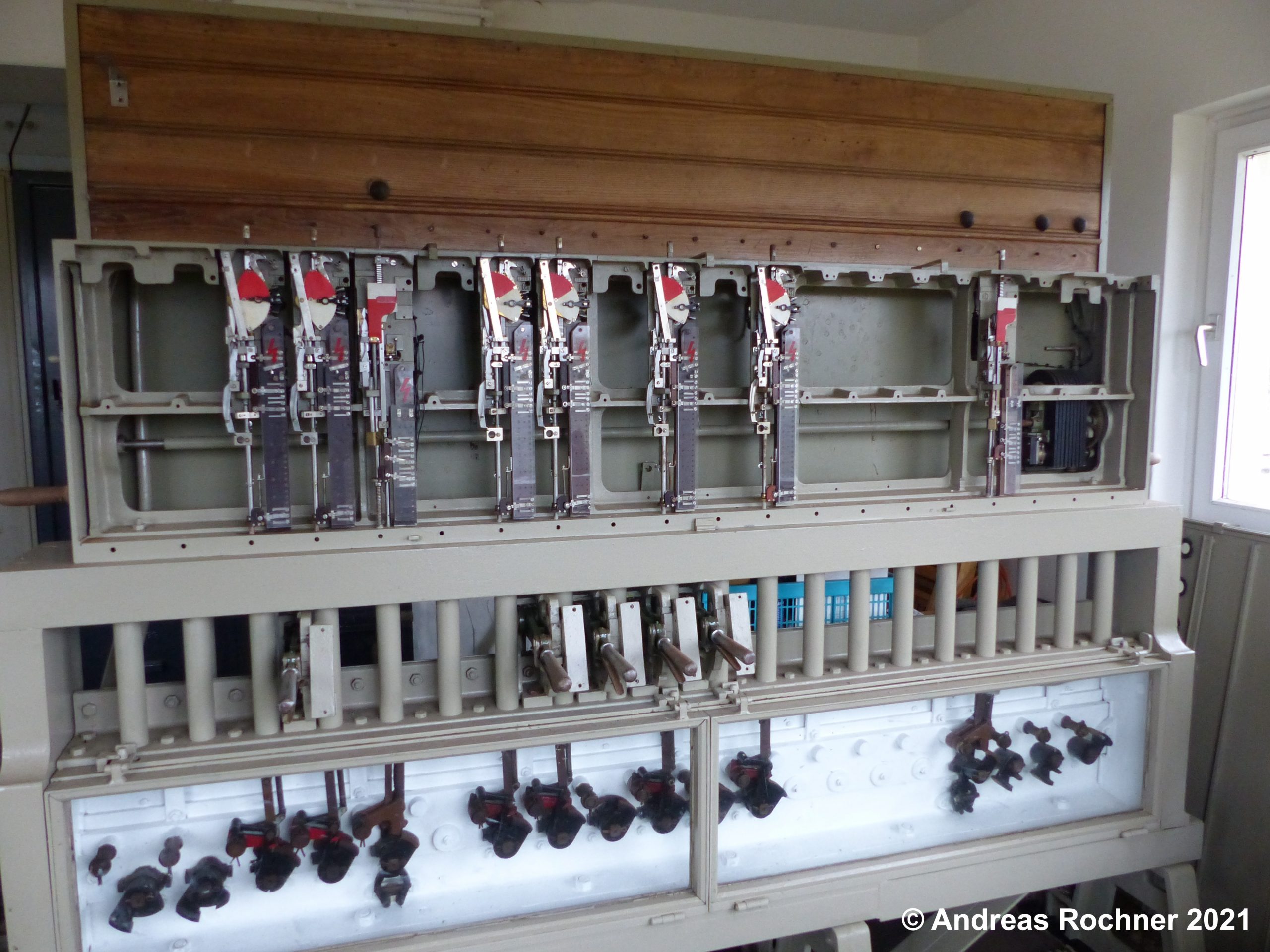 Blick auf den Blockkasten während der Restaurierung im Stellwerk Sn
