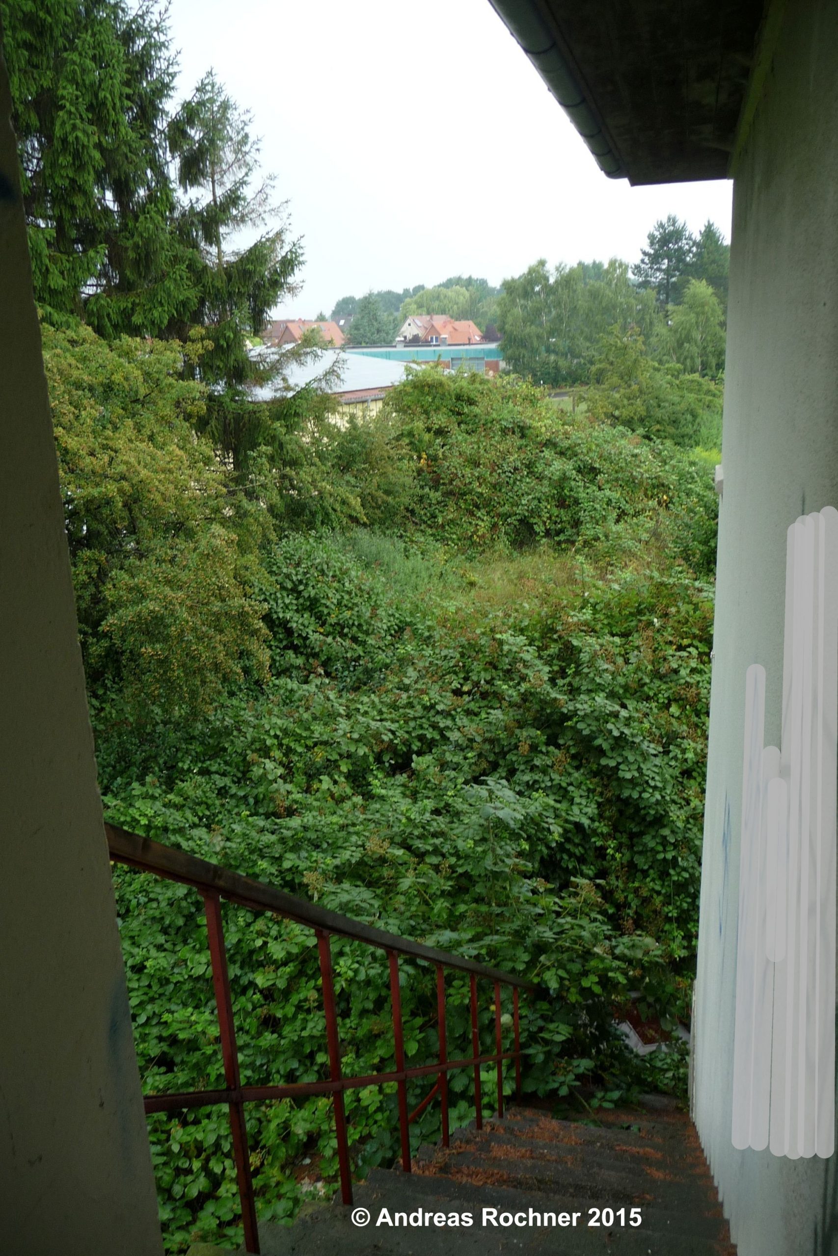 Blick von der Treppe des Stellwerks Sn 2015 (Graffiti auf Fassade unkenntlich gemacht)