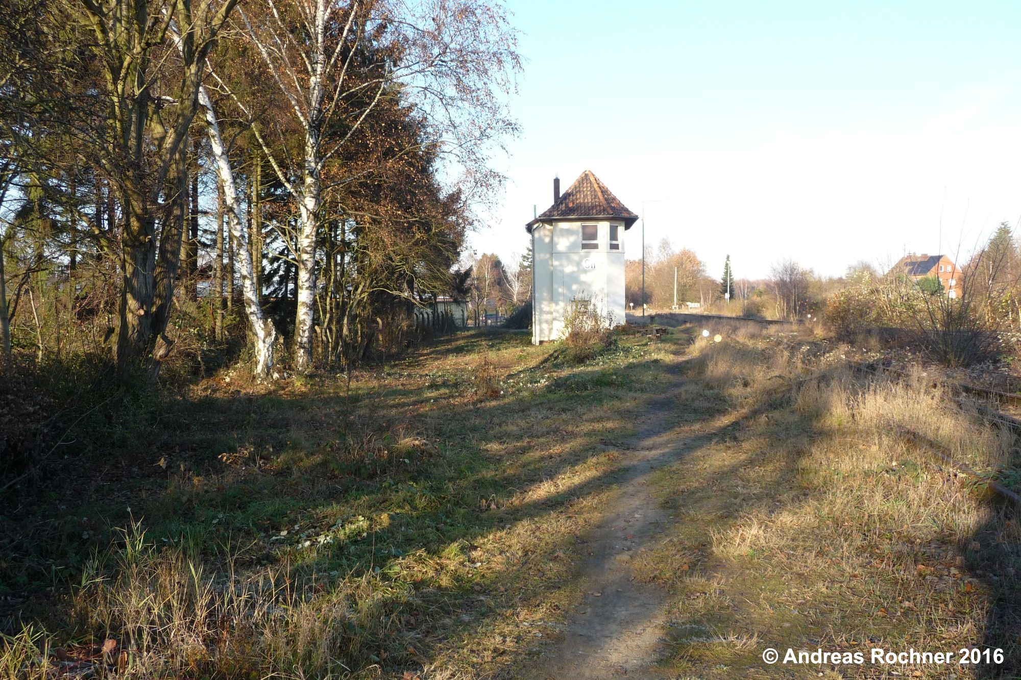 Blick auf das Stellwerk Sn nach dem Freischnitt und dem Verschließen der Fenster