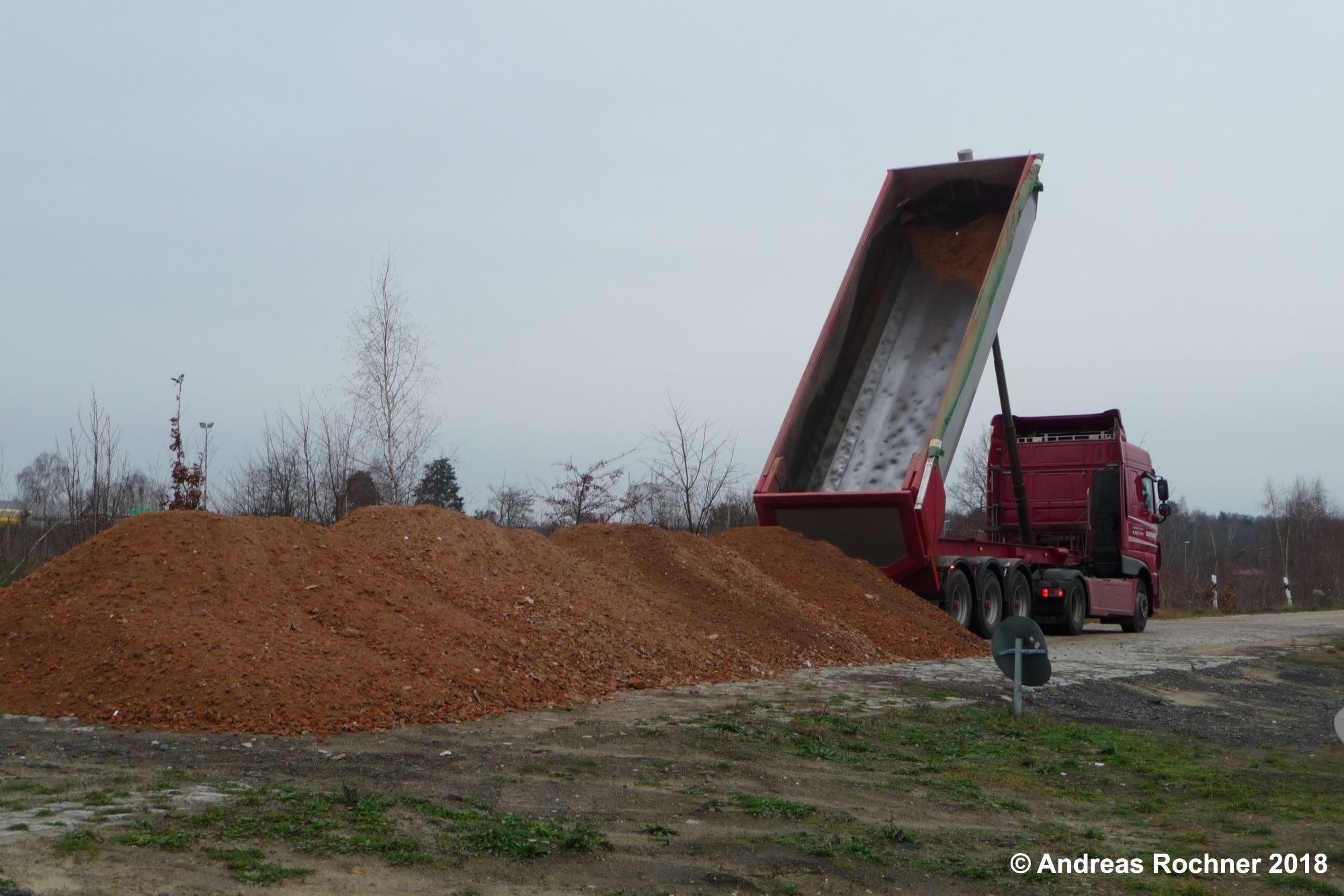Anlieferung eines Schottergemischs zur Befestigung der Zuwegung zum Stellwerk Sn mittels LKW auf der Ladestraße in Sulingen