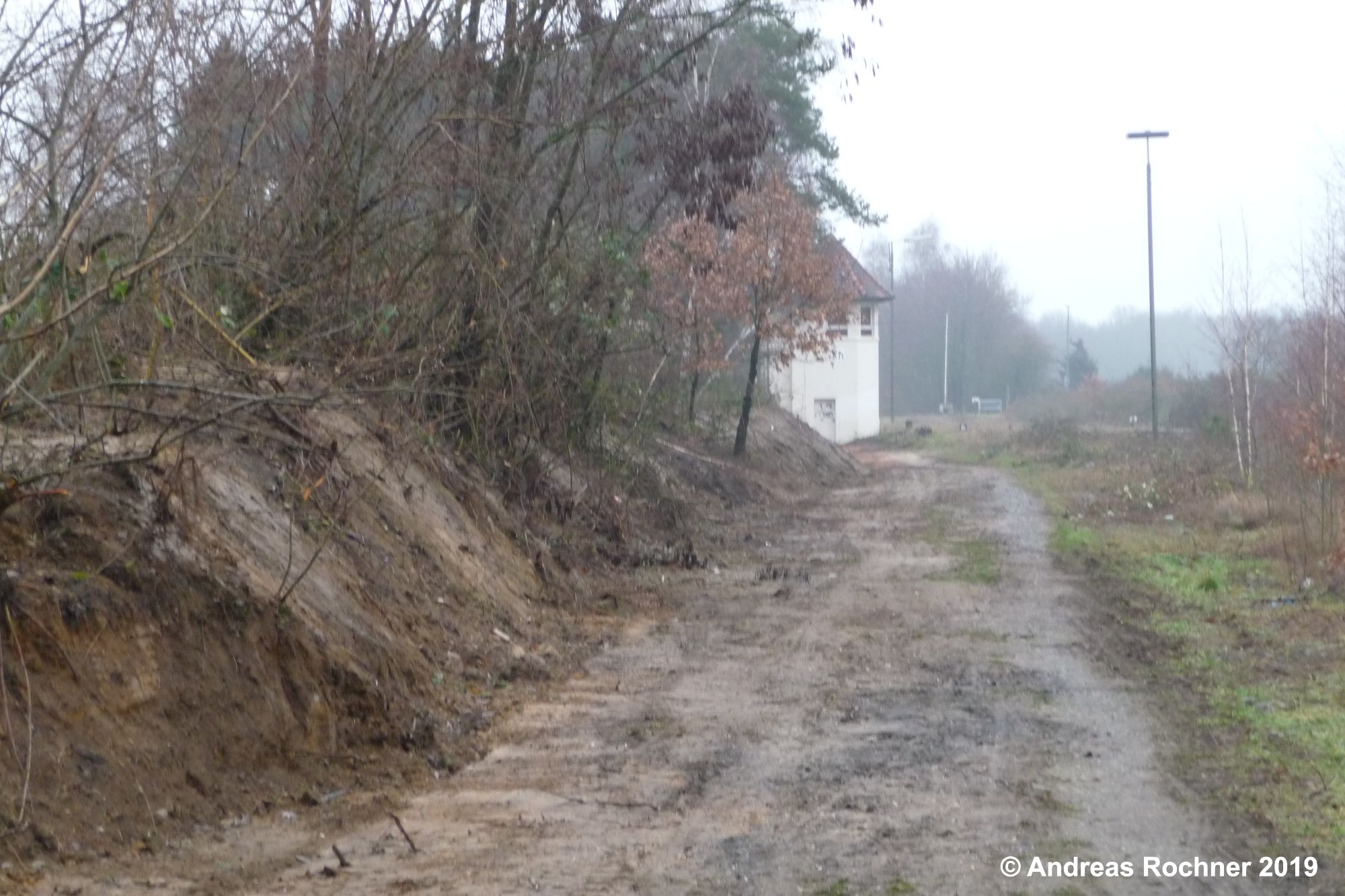 Blick auf die Zuwegung zum Stellwerk nach der Herstellung der Böschung links