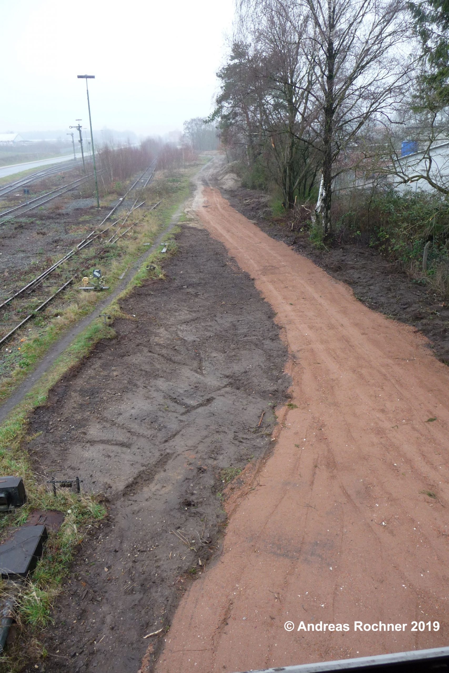 Blick aus dem Stellwerk Sn auf das verteilte Schottergemisch zur Befestigung der Zuwegung zum Stellwerk