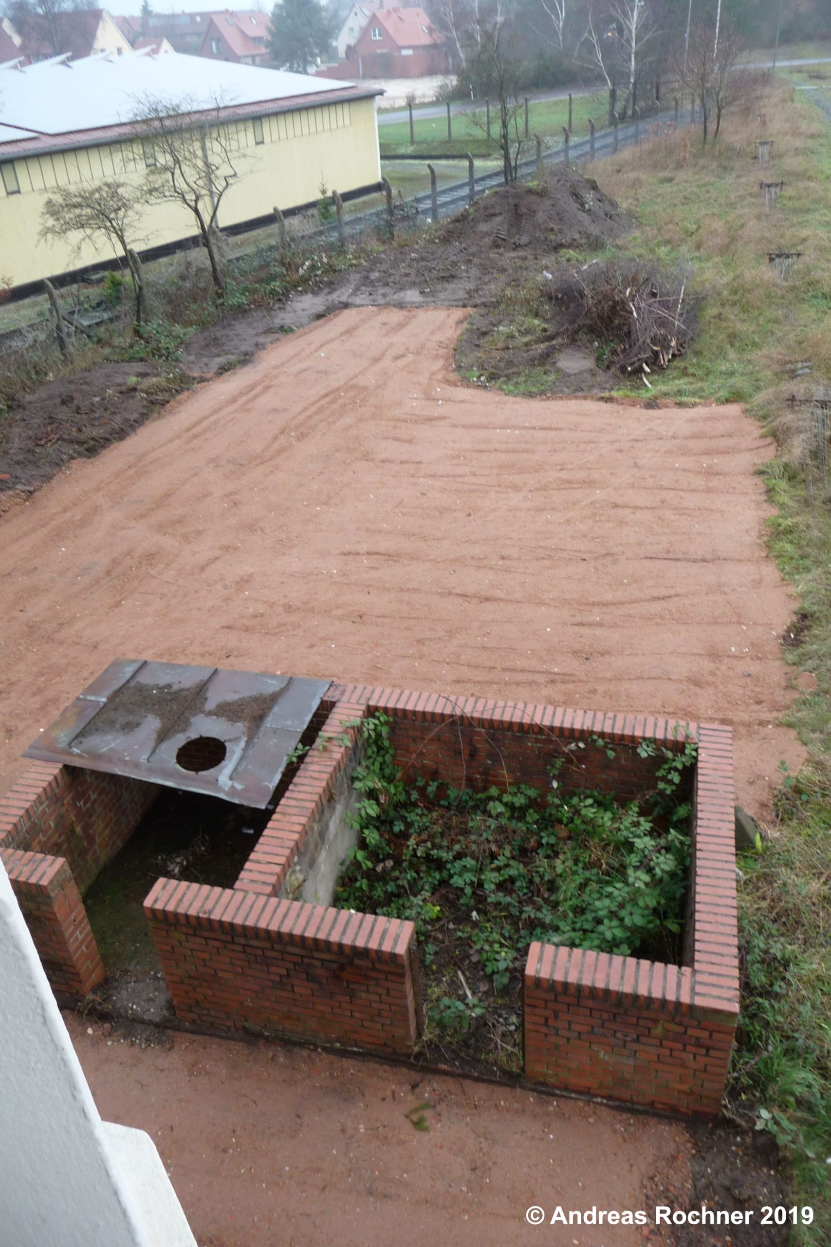 Blick aus dem Stellwerk Sn auf das verteilte Schottergemisch zur Befestigung der Zuwegung zum Stellwerk