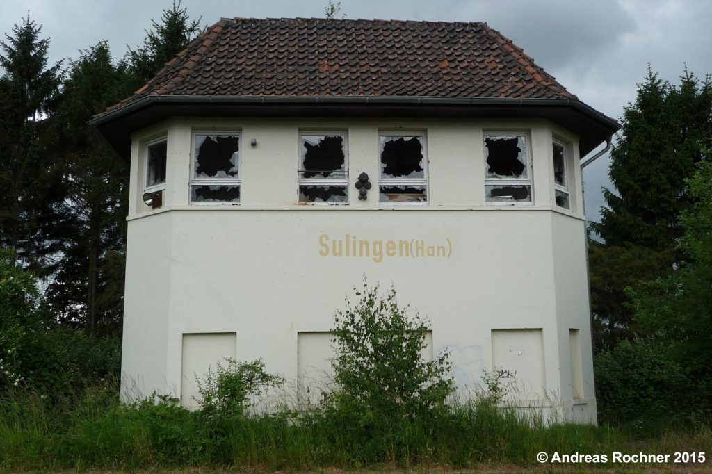 Außenansicht des Stellwerks Sn 2015 mit eingeworfenen Fensterscheiben