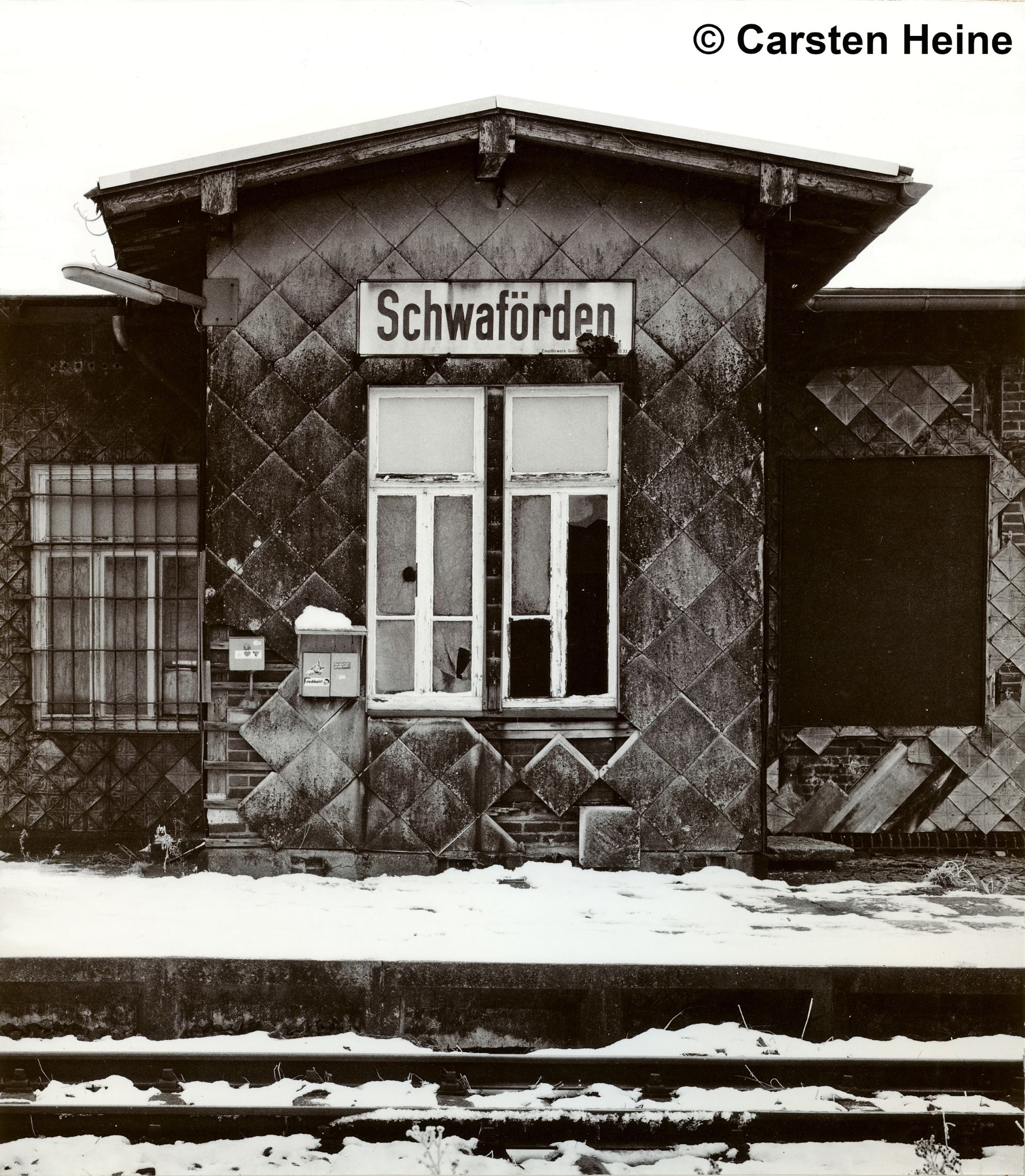Empfangsgebäude mit Stationsschild im Bahnhof Schwaförden