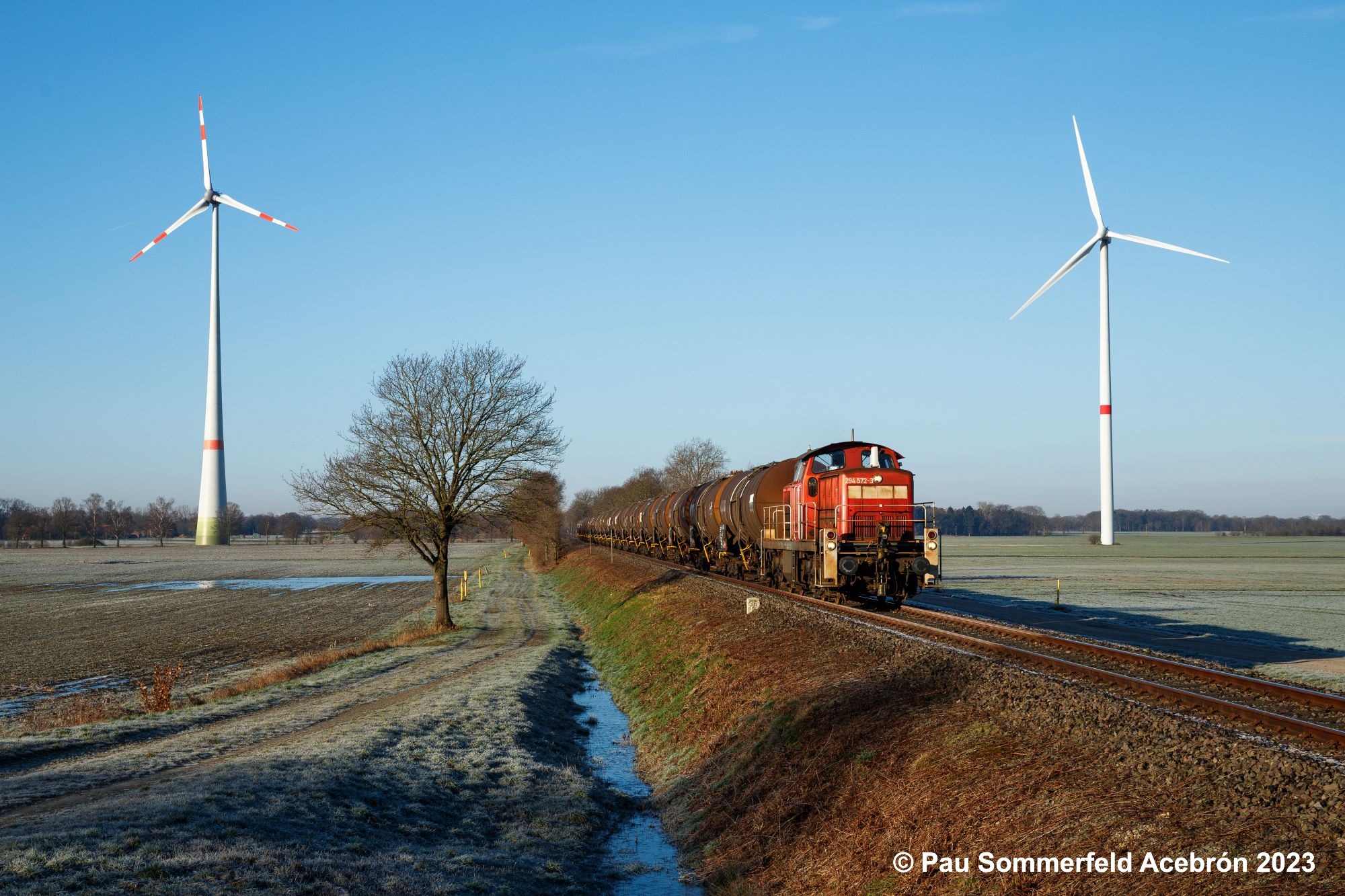 Diesellok 294 572 der DB Cargo AG in verkehrsrot mit einem Kesselwagenzug zwischen landwirtschaftlichen Flächen in Groß Lessen