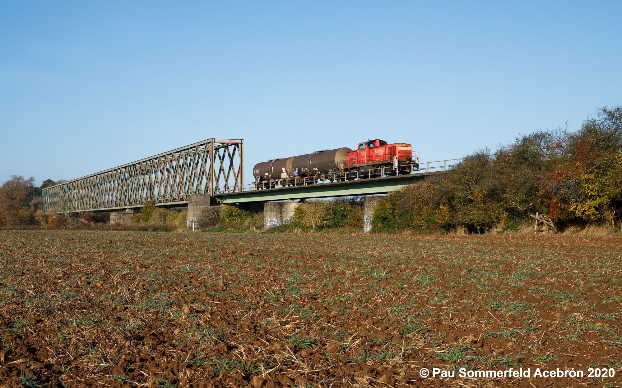 Diesellok 294 581 der DB Cargo AG in verkehrsrot passiert mit einem Kesselwagenzug, bestehend aus 2 Wagen, die Weserbrücke