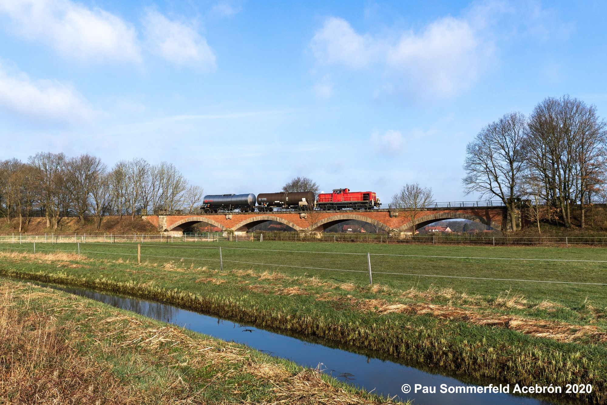 Diesellok 294 698 der DB Cargo AG in verkehrsrot passiert mit einem Kesselwagenzug, bestehend aus 2 Wagen, die Weserflutbrücke