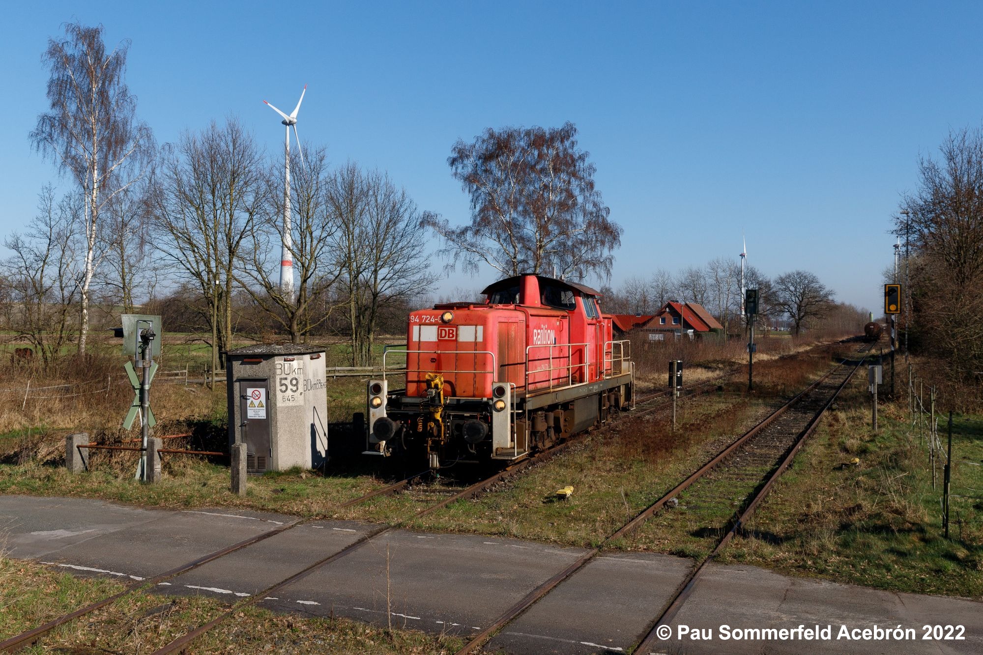 Diesellok 294 724 der DB Cargo AG in verkehrsrot rangiert im Bahnhof Barenburg, um die Fahrtrichtung des Zuges in Richtung Sulingen zu ändern