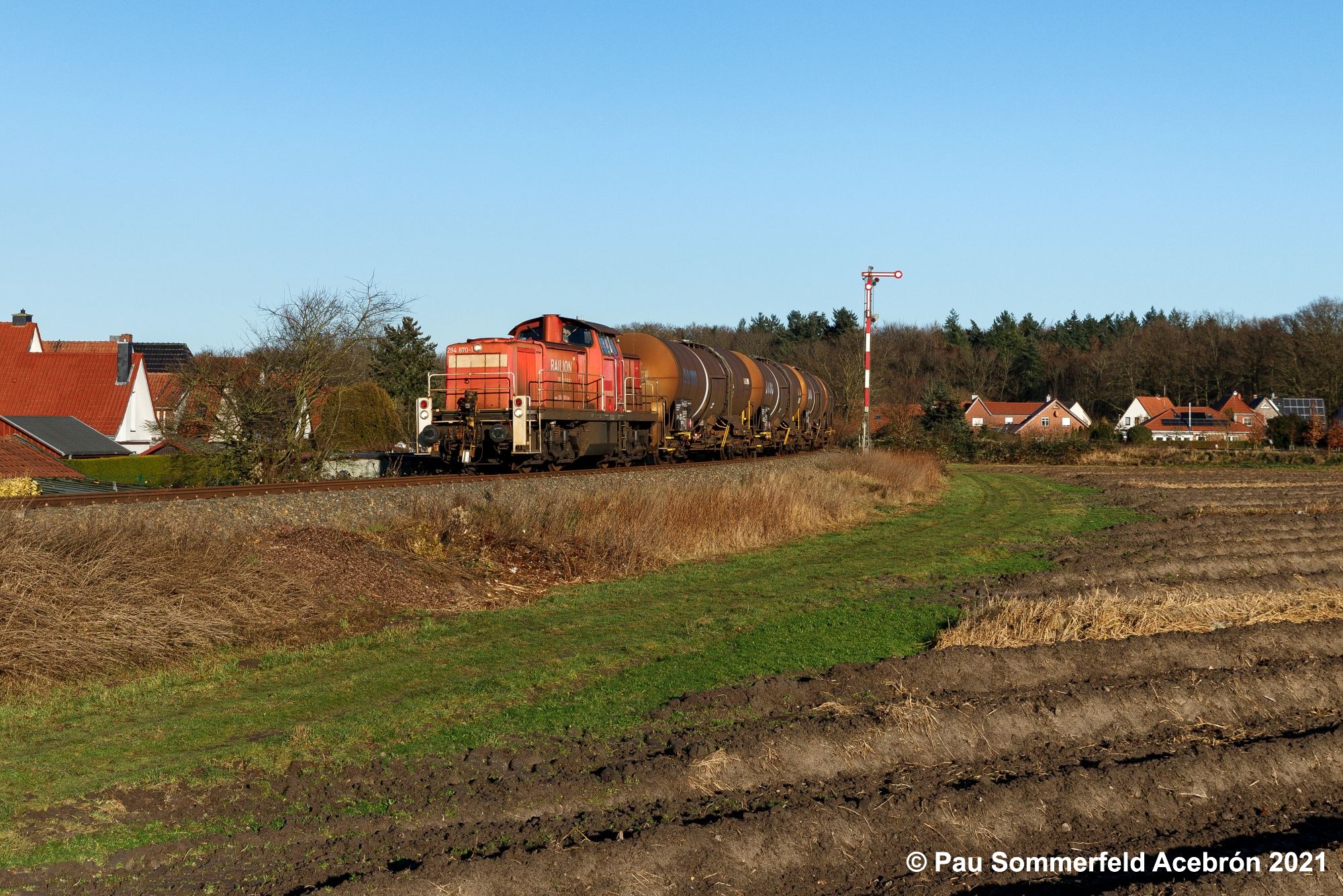 Diesellok 294 870 der DB Cargo AG in verkehrsrot passiert mit einem Kesselwagenzug auf dem Weg nach Diepholz das Einfahrsignal des Bahnhofs Sulingen