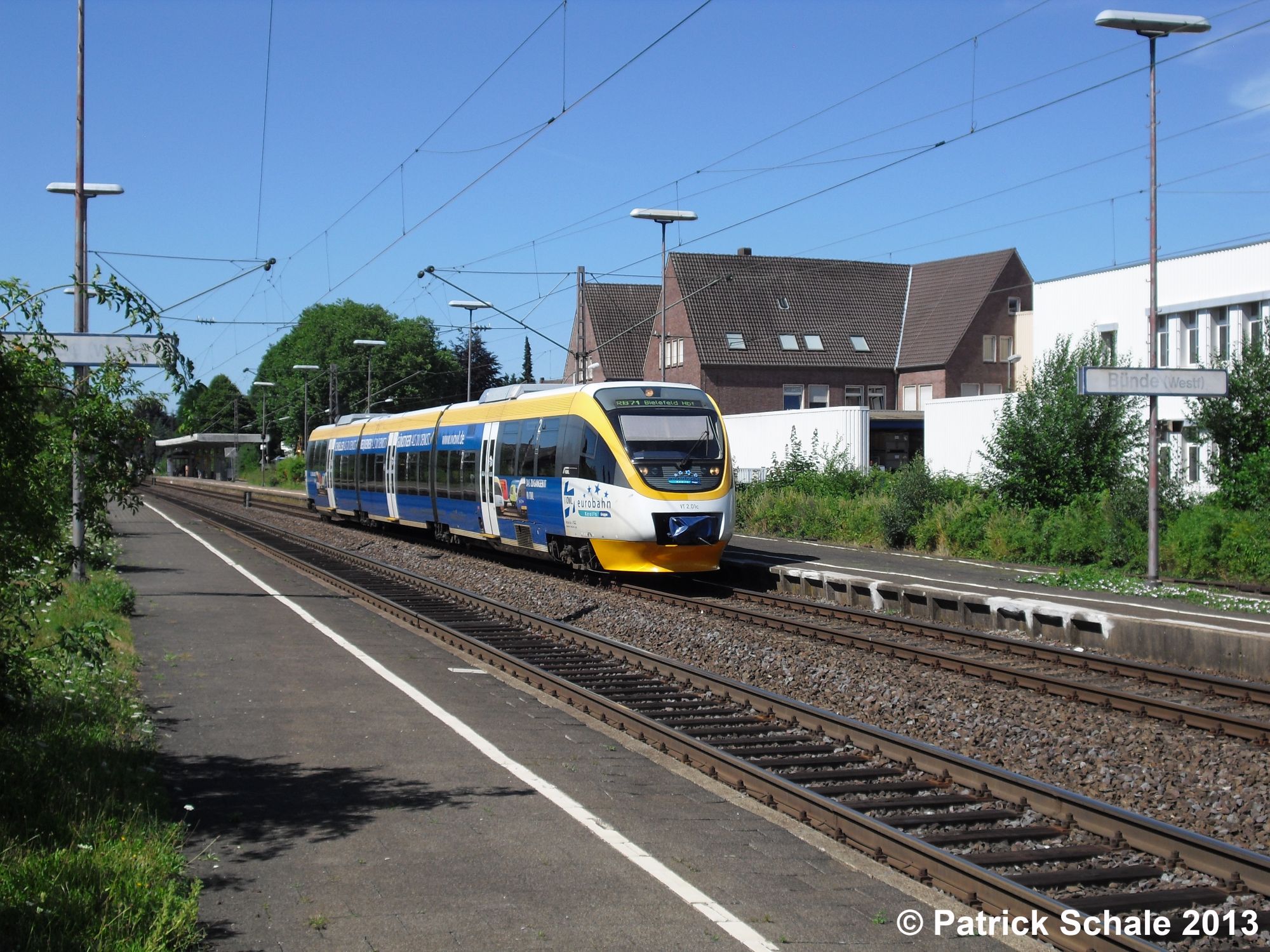 Triebwagen der Eurobahn mit Werbung für den Bahn- und Busverkehr im Zweckverband Verkehrsverbund Ostwestfalen-Lippe (VVOWL) fährt aus Gleis 3 mit Ziel Bielefeld Hbf aus
