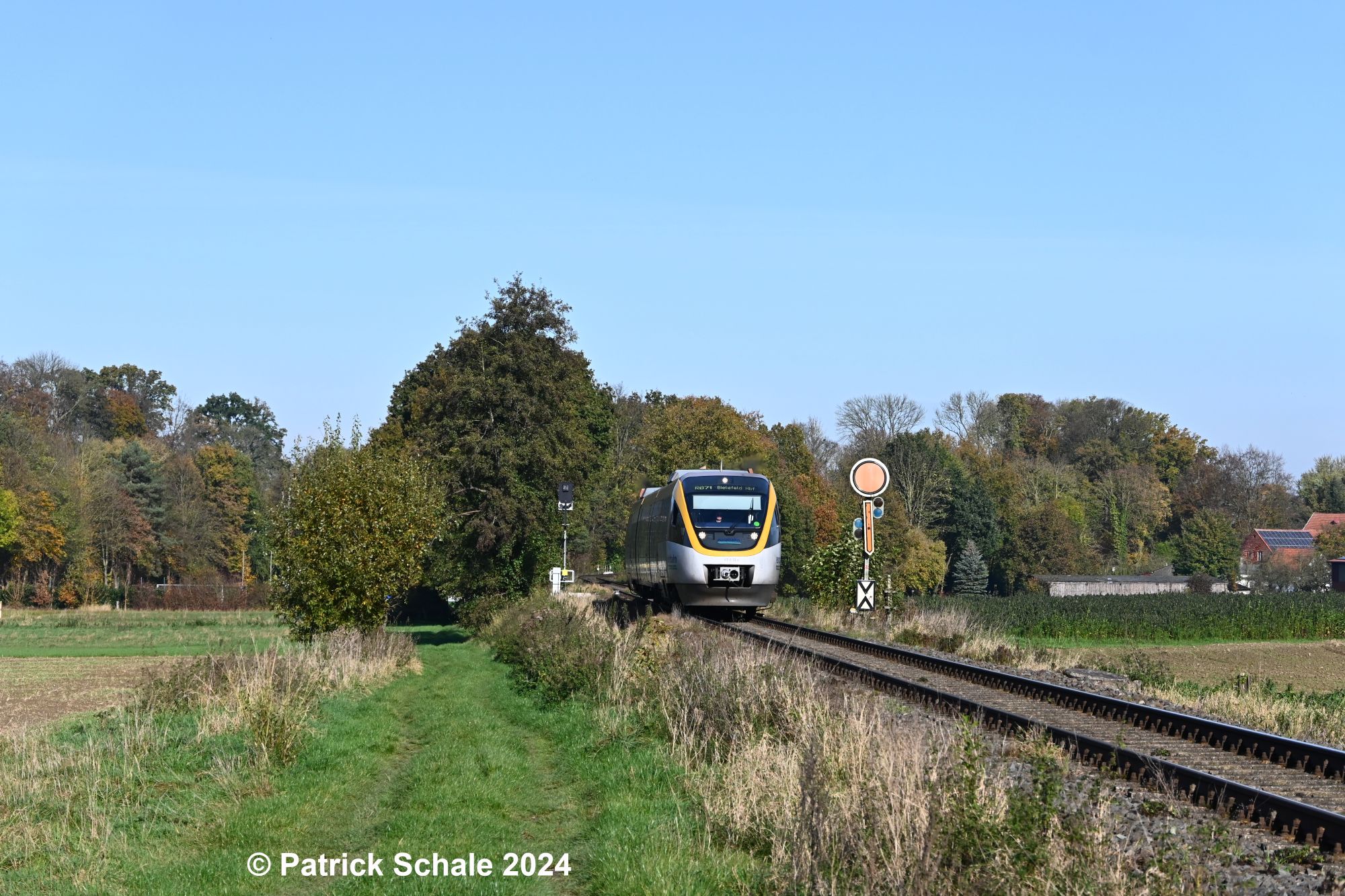Dieseltriebwagen der Eurobahn auf dem Weg nach Bielefeld Hbf passiert an einem schönen Novembertag das südliche Einfahrvorsignal des Bahnhofs Bad Holzhausen