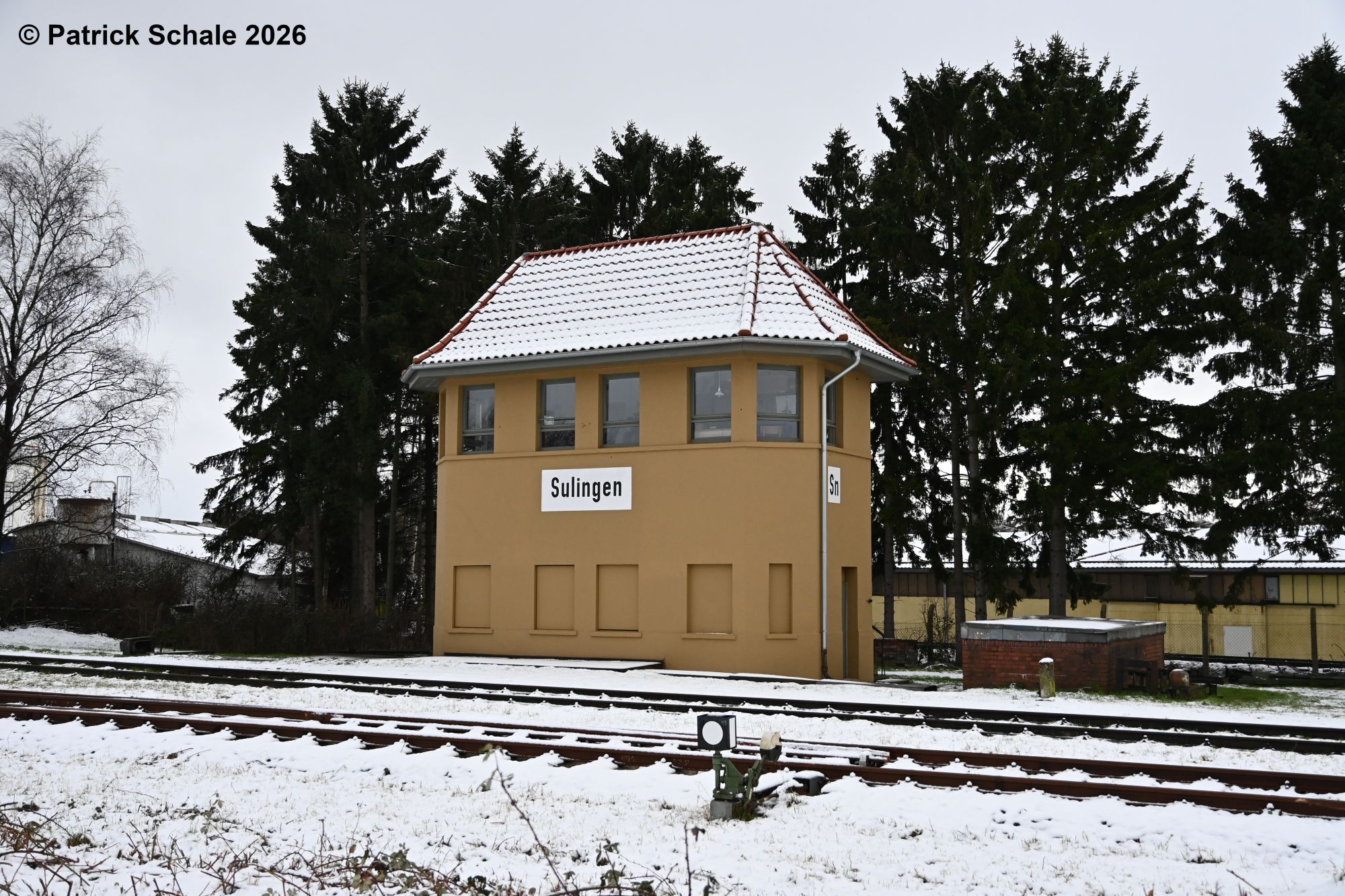 Stellwerk Sn mit den ehemaligen Kohlebansen und vorne mit einem Weichenhebel im Schnee