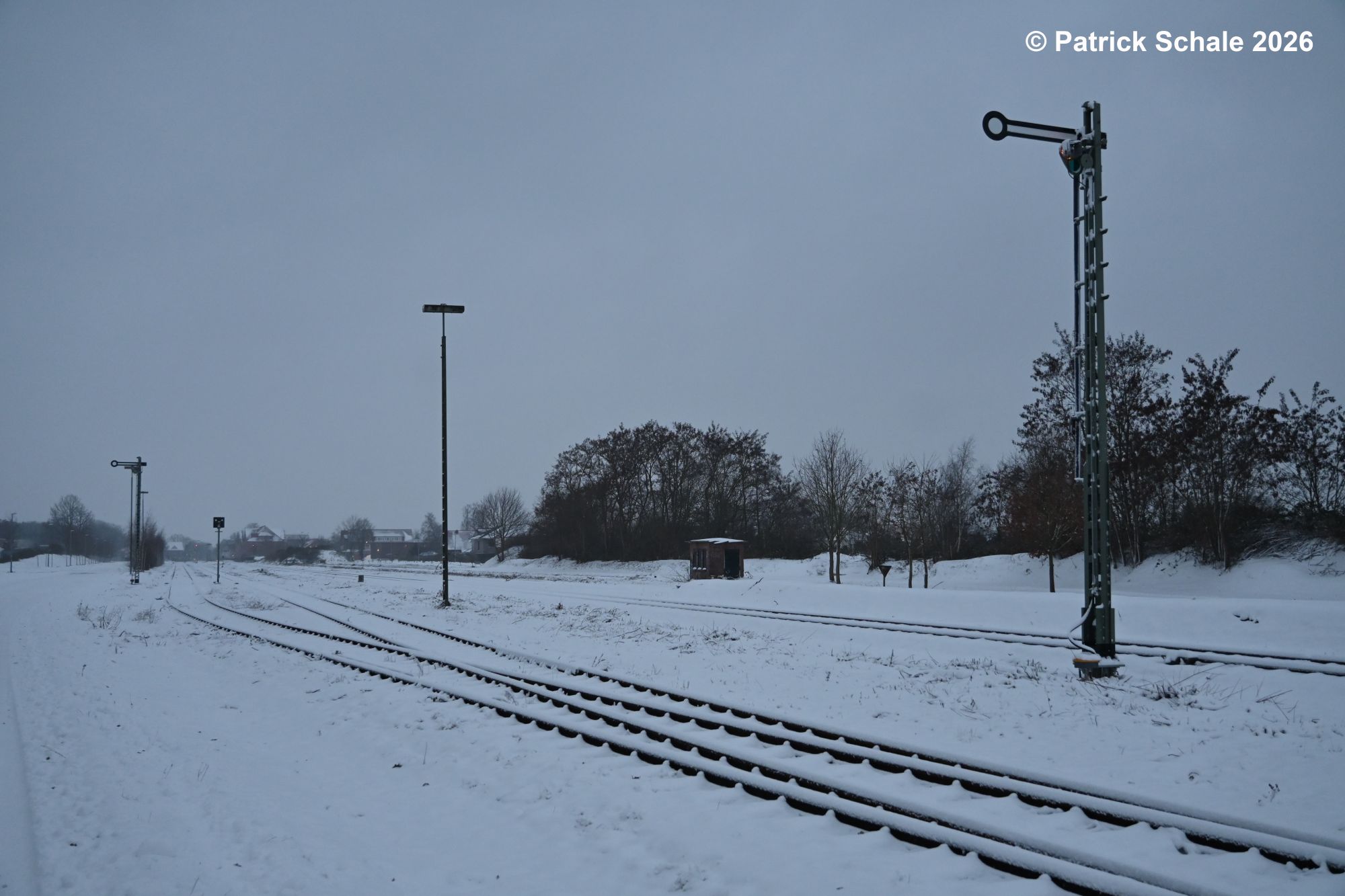 Zielsignale und Gleiswaage im Schnee