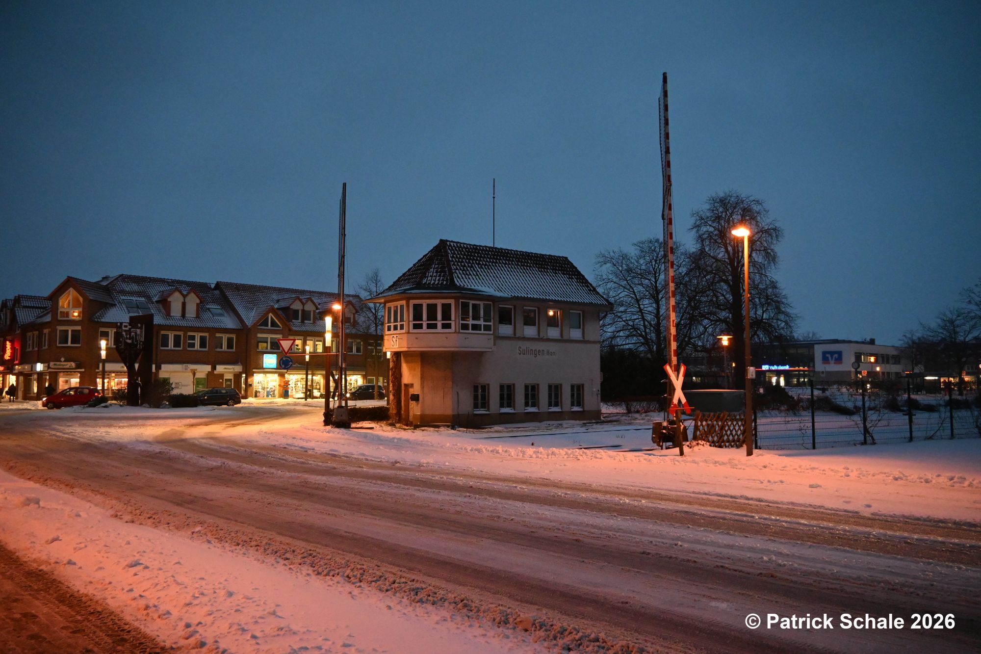 Stellwerk Sf und Bahnübergang Nienburger Straße im Schnee