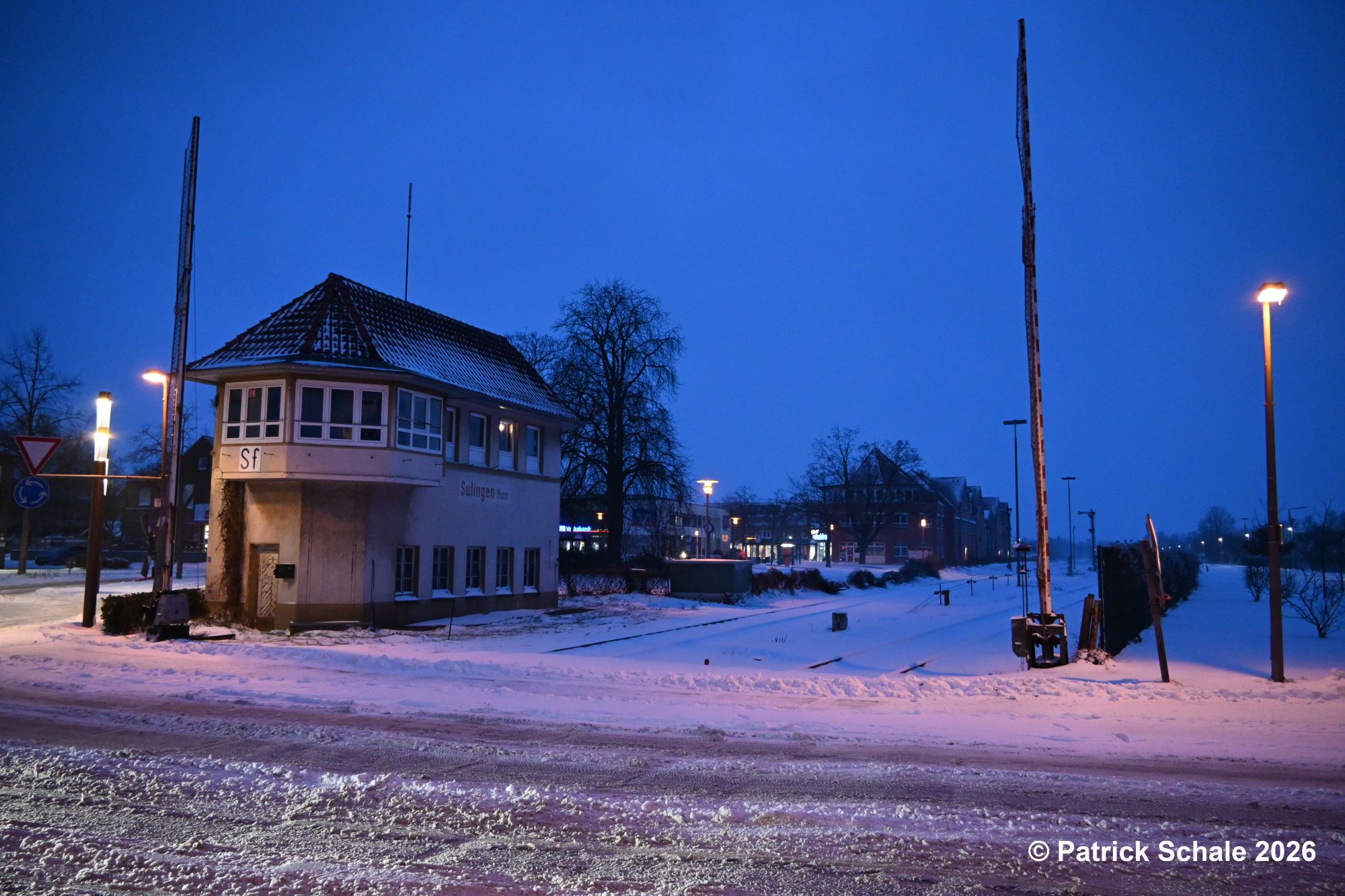 Stellwerk Sf mit Bahnübergang Nienburger Straße im Schnee