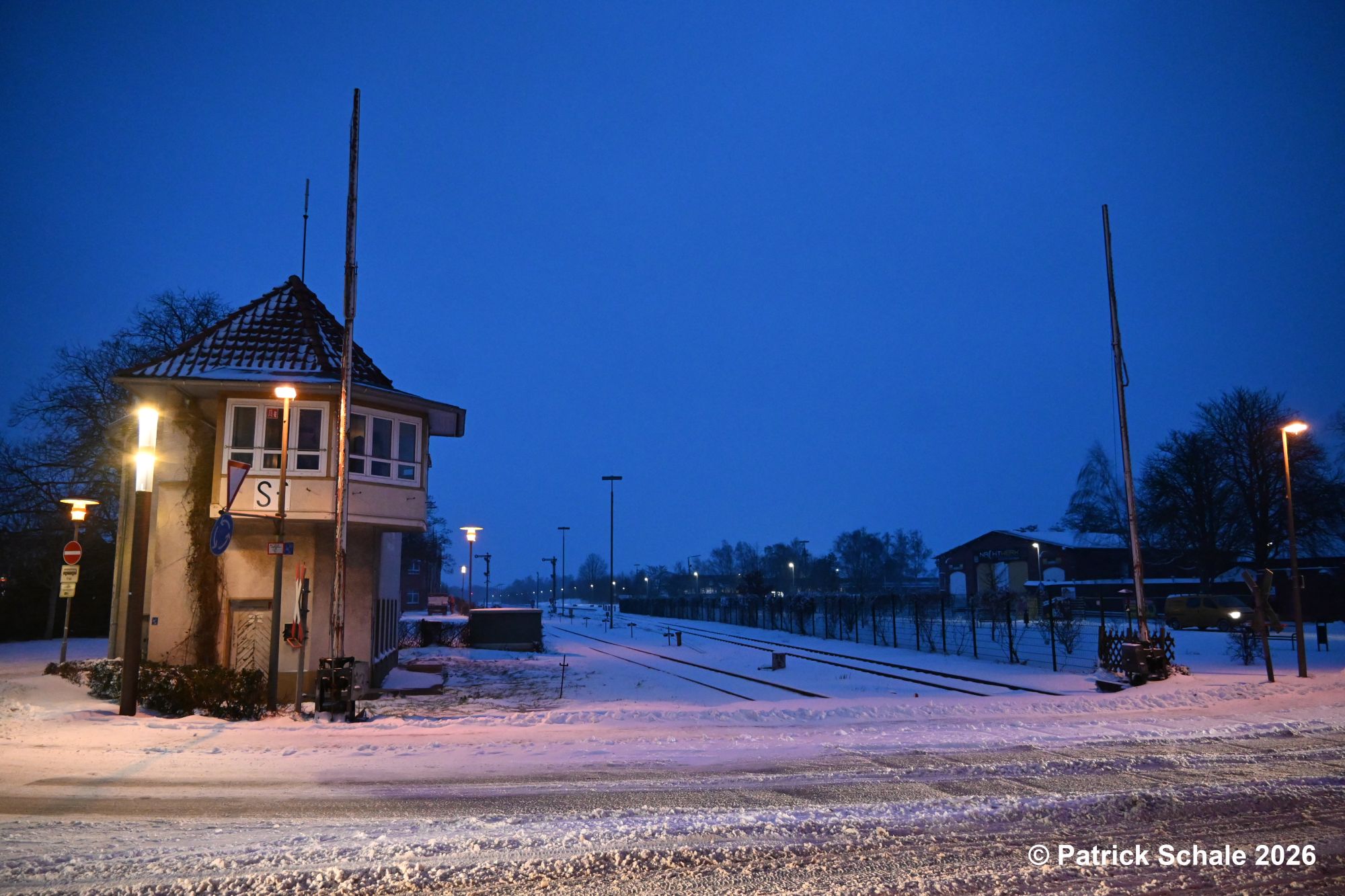 Blick auf das Stellwerk Sf und den Bahnübergang Nienburger Straße, im Hintergrund rechts der Lokschuppen