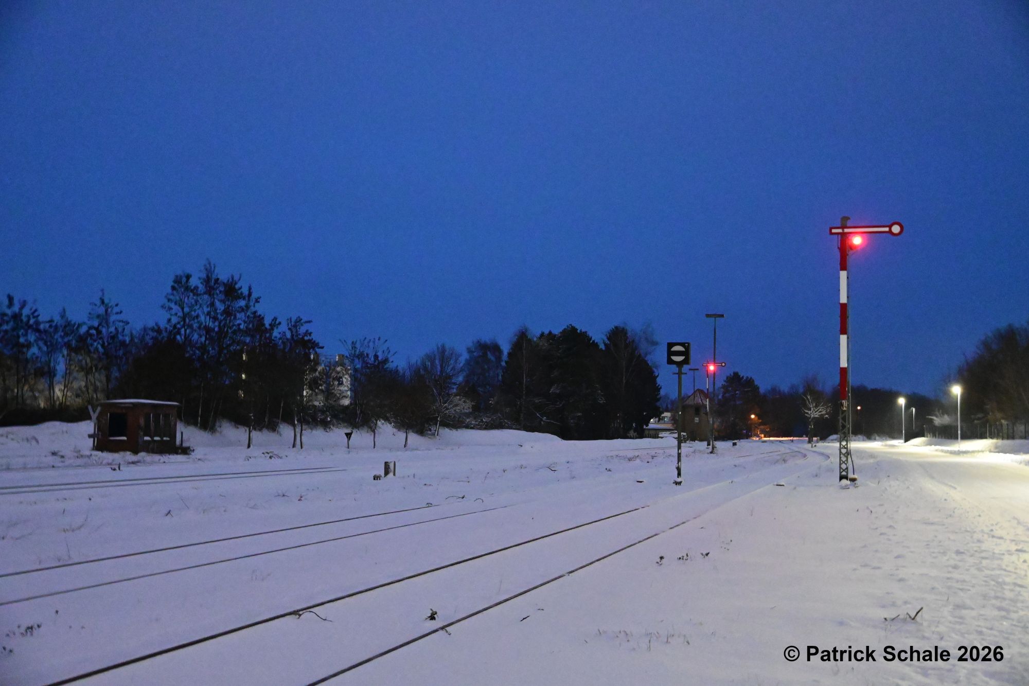 Zielsignale im Nordkopf des Sulinger Bahnhofs sowie links die Gleiswaage im Schnee