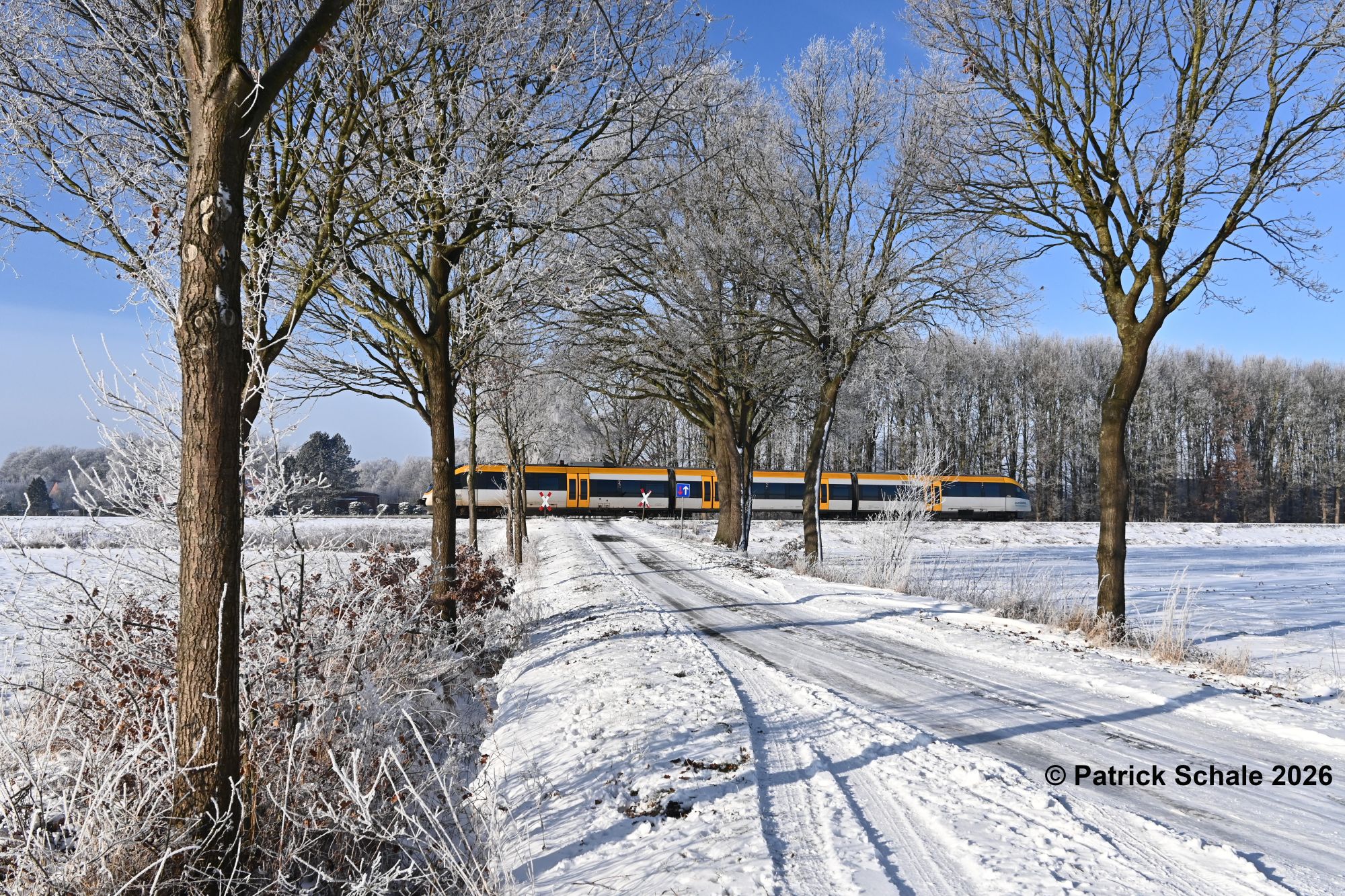 RB 71 passiert auf seinem Weg nach Rahden den nicht-technisch gesicherten Bahnübergang Bruchdamm