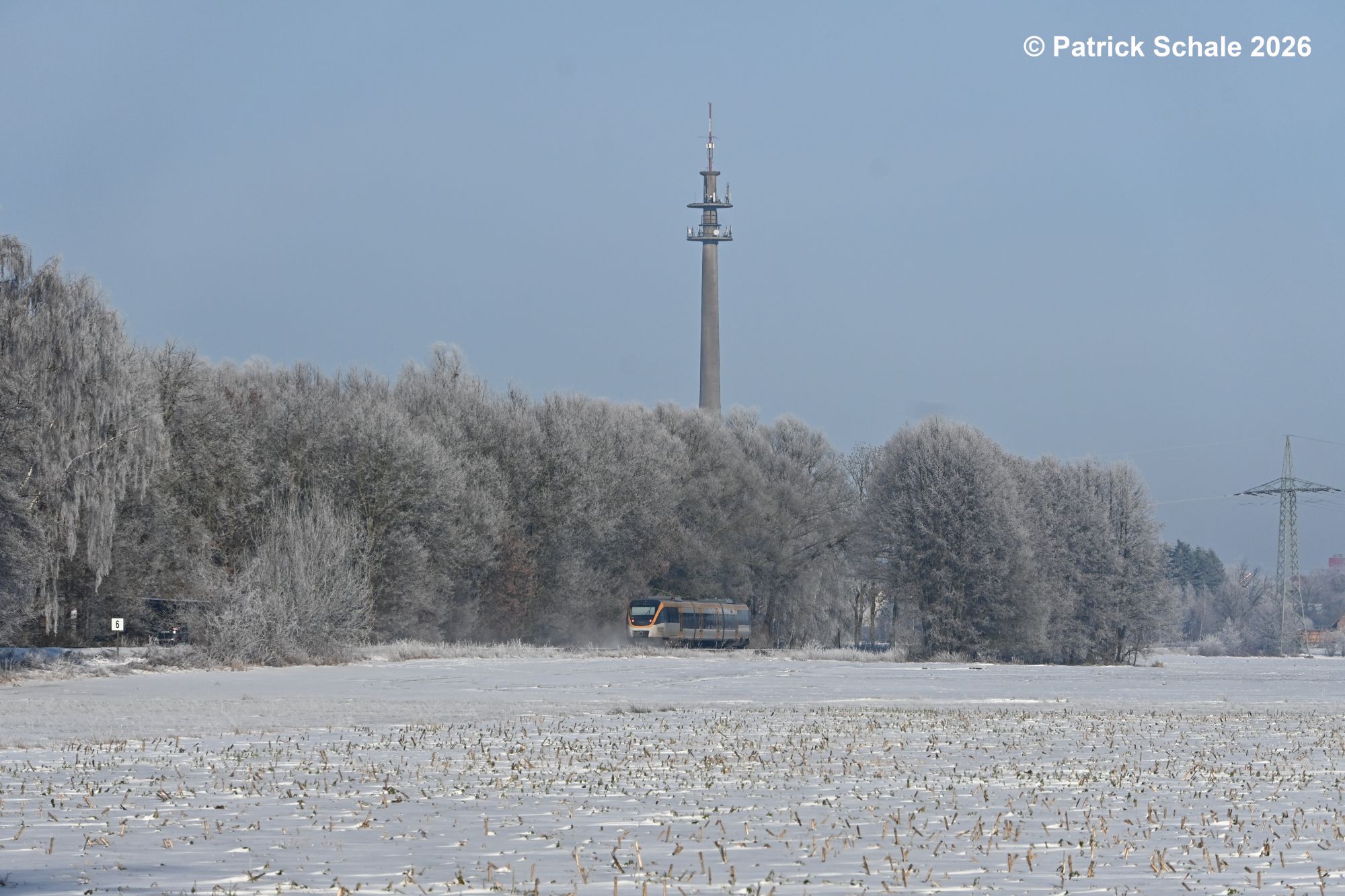 RB 71 in winterlicher Landschaft kurz vor dem Zielbahnhof Rahden