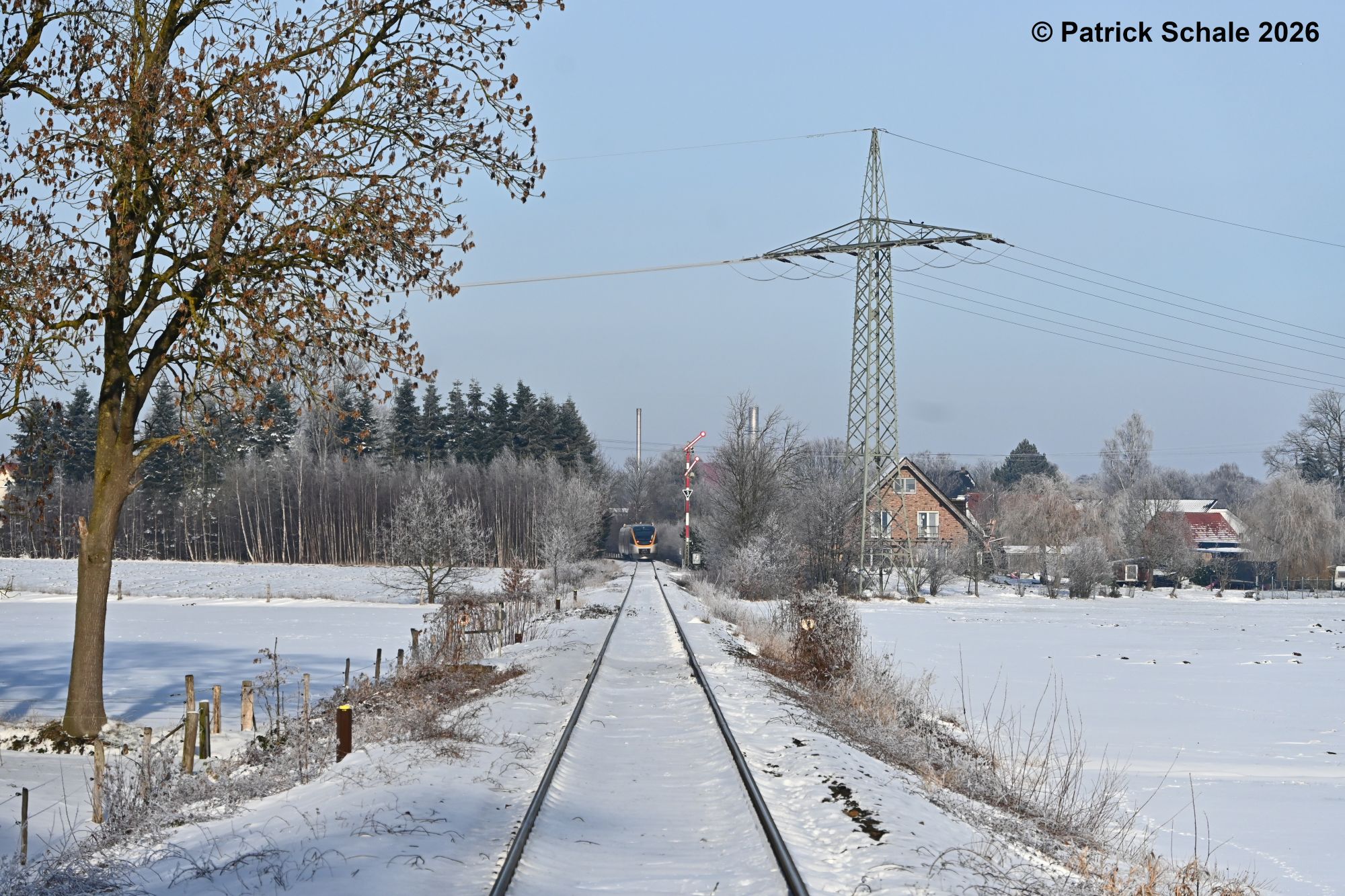 Triebwagen der Eurobahn als RB 71 fährt in seinen Zielbahnhof Rahden ein und hat soeben das Einfahrsignal in Stellung HP 2 Langsamfahrt passiert