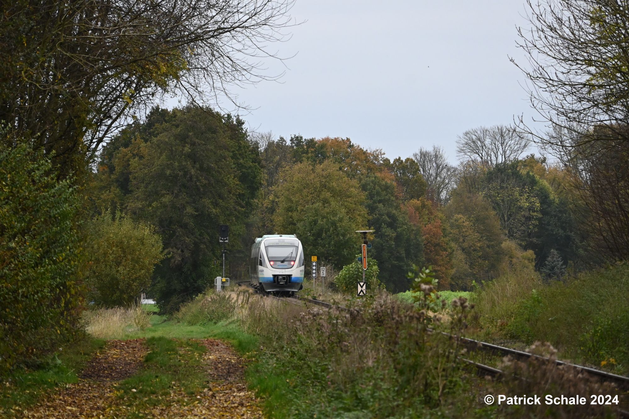Triebwagen der Eurobahn auf der Linie RB 71 auf dem Weg nach Rahden passiert das Einfahrvorsignal von Bad Holzhausen, welches den Signalbegriff Vr 1 Fahrt erwarten zeigt